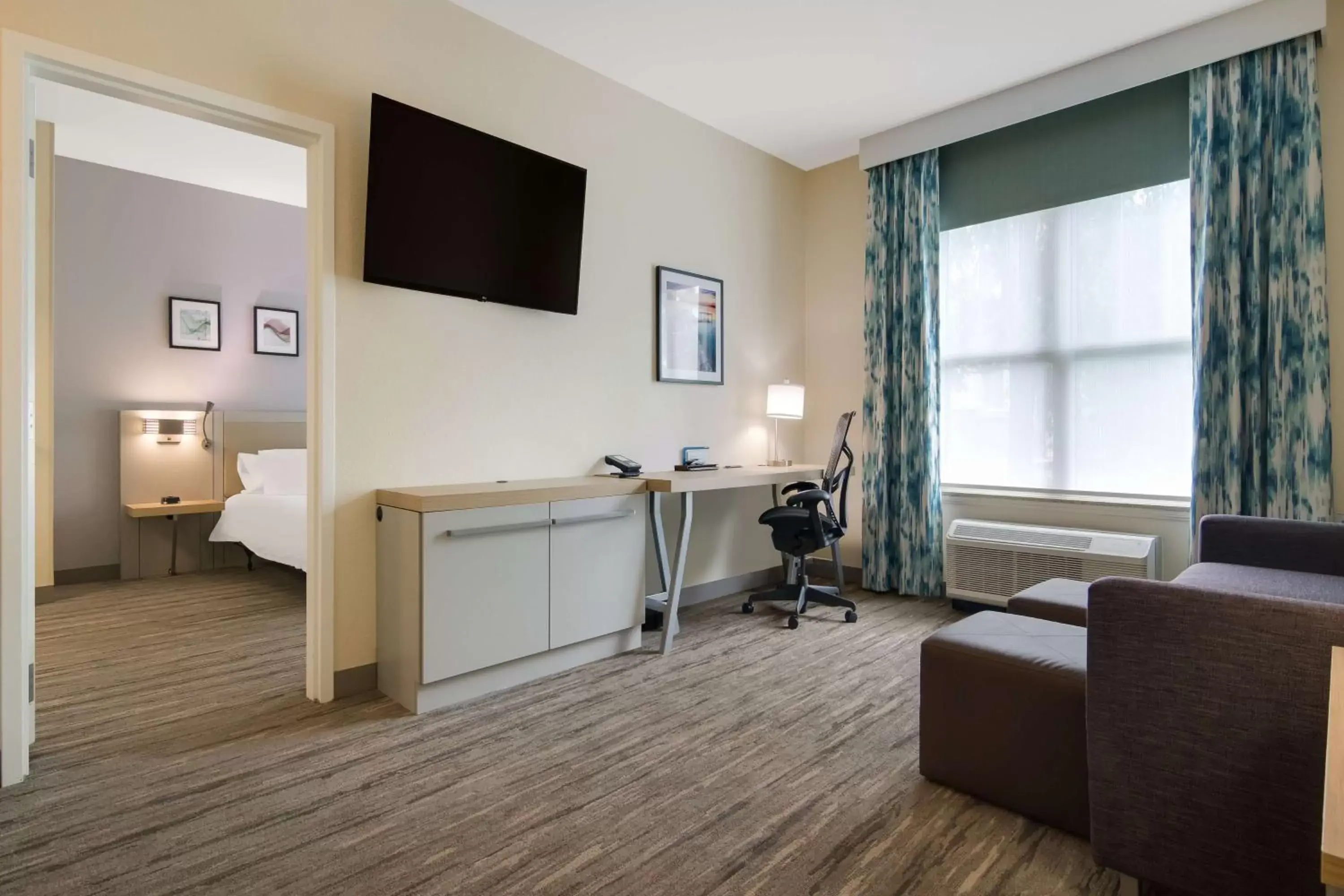 Bedroom, TV/Entertainment Center in Hilton Garden Inn Madison West/Middleton