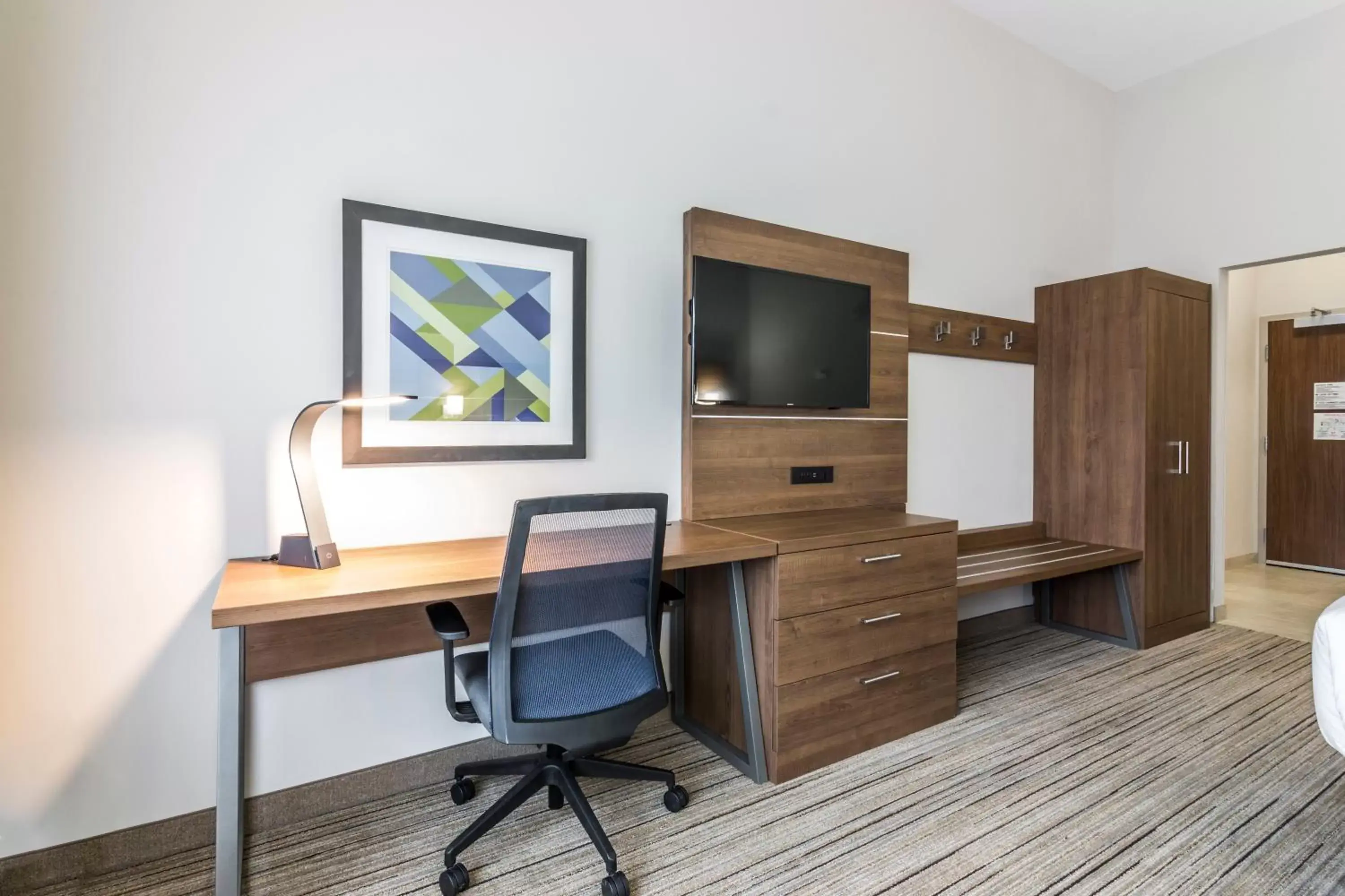 Photo of the whole room, TV/Entertainment Center in Holiday Inn Express - Villa Rica, an IHG Hotel