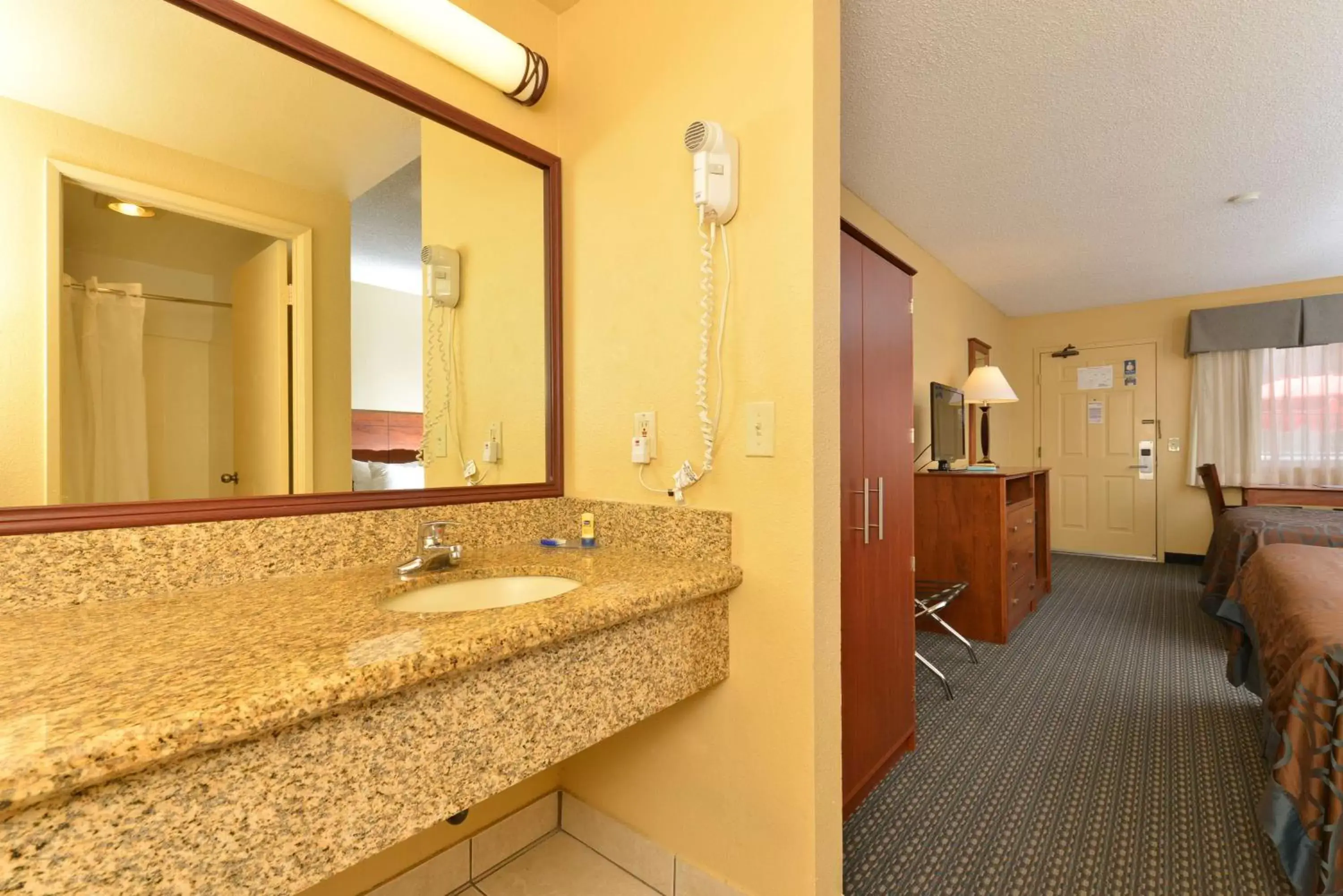 Bedroom, Bathroom in Best Western Santee Lodge