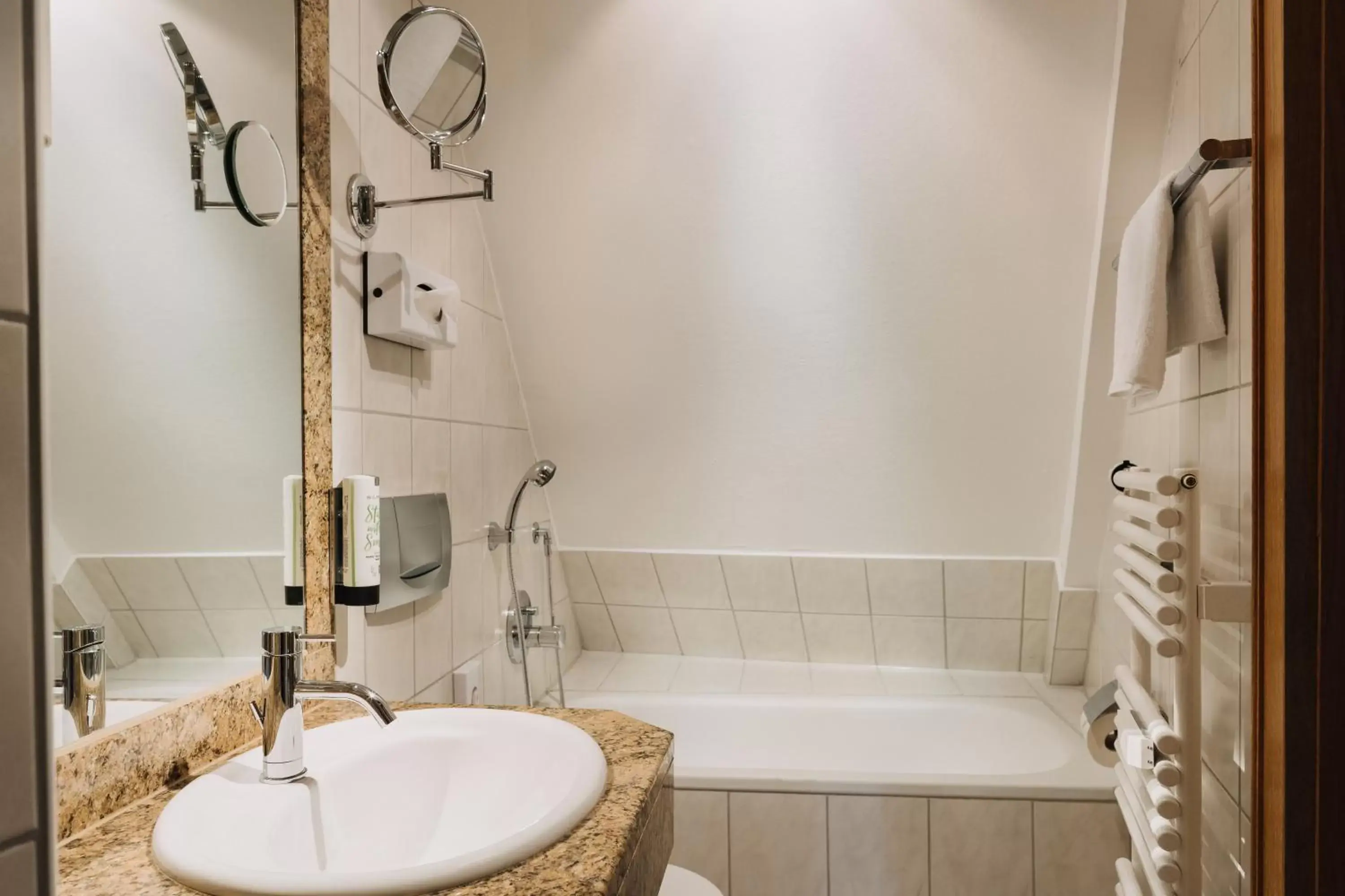 Bath, Bathroom in Altstadthotel Arch