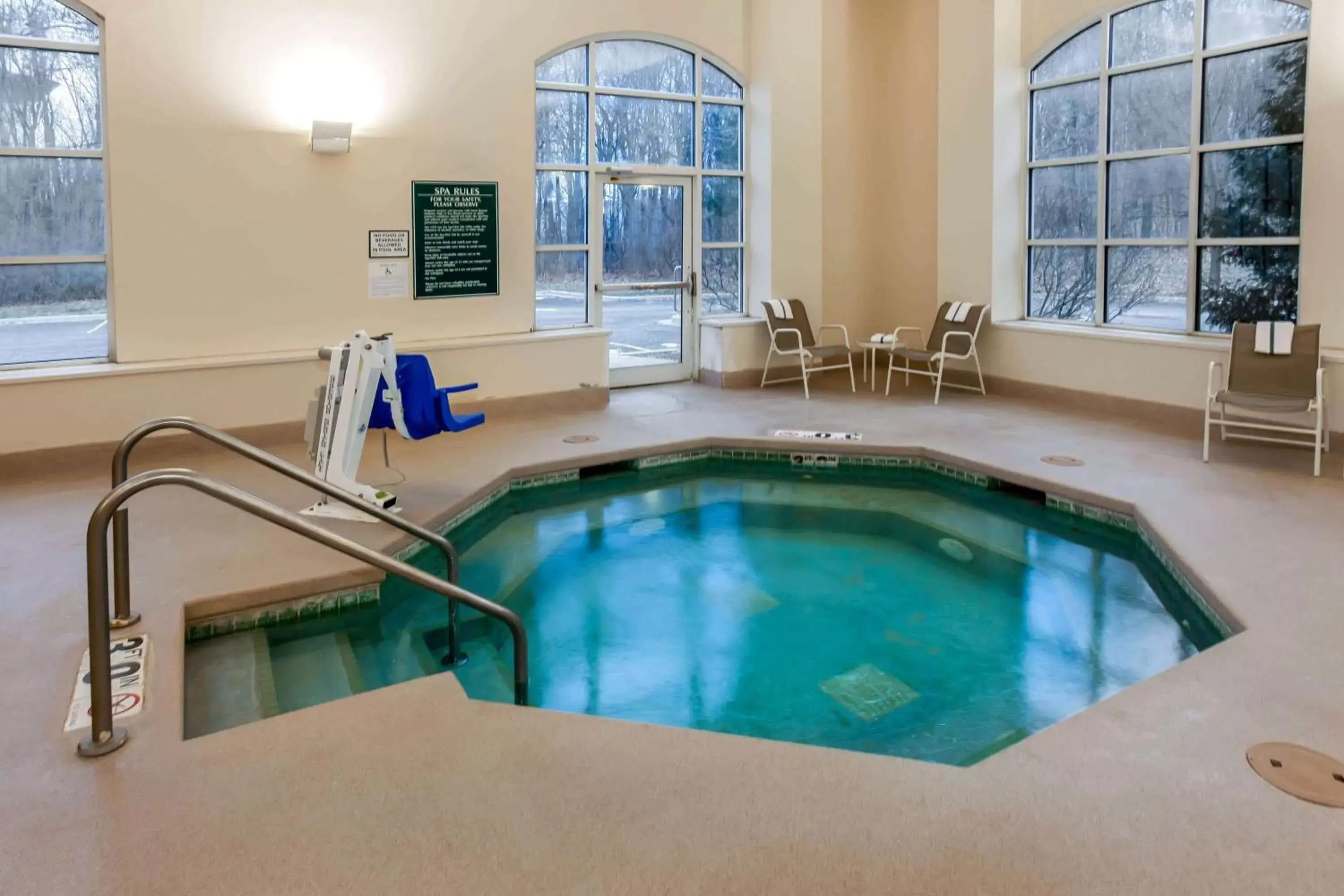 Hot Tub, Swimming Pool in La Quinta by Wyndham Milwaukee SW New Berlin