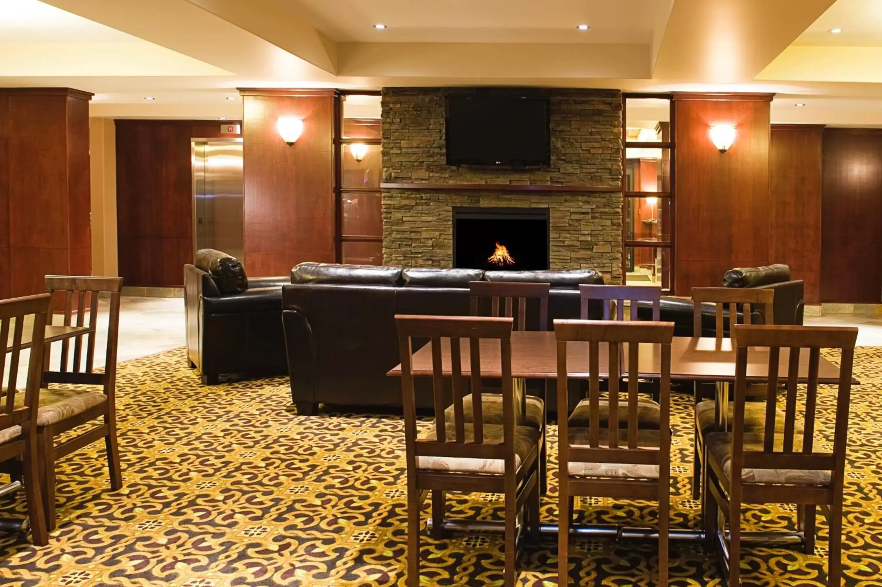 Breakfast, Lounge/Bar in Holiday Inn Express Hotel & Suites - Slave Lake, an IHG Hotel