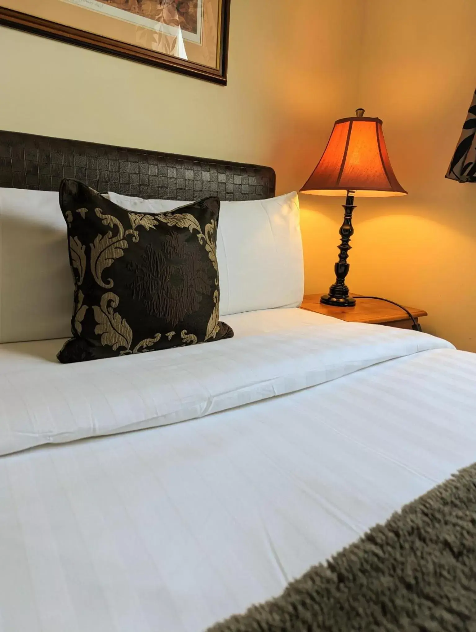 Bed in Brookside Hotel & Restaurant