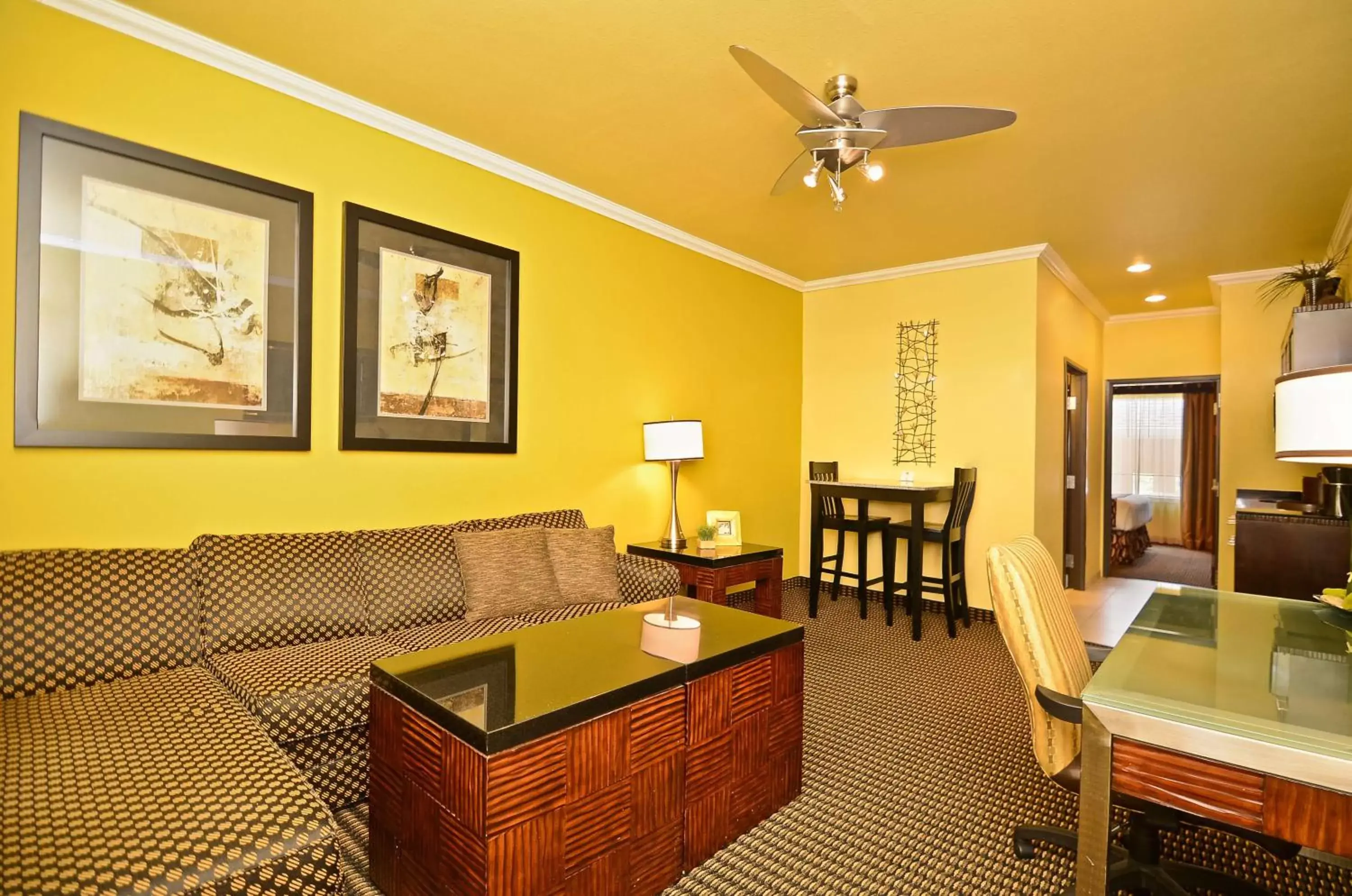 Photo of the whole room, Seating Area in BEST WESTERN PLUS Christopher Inn and Suites