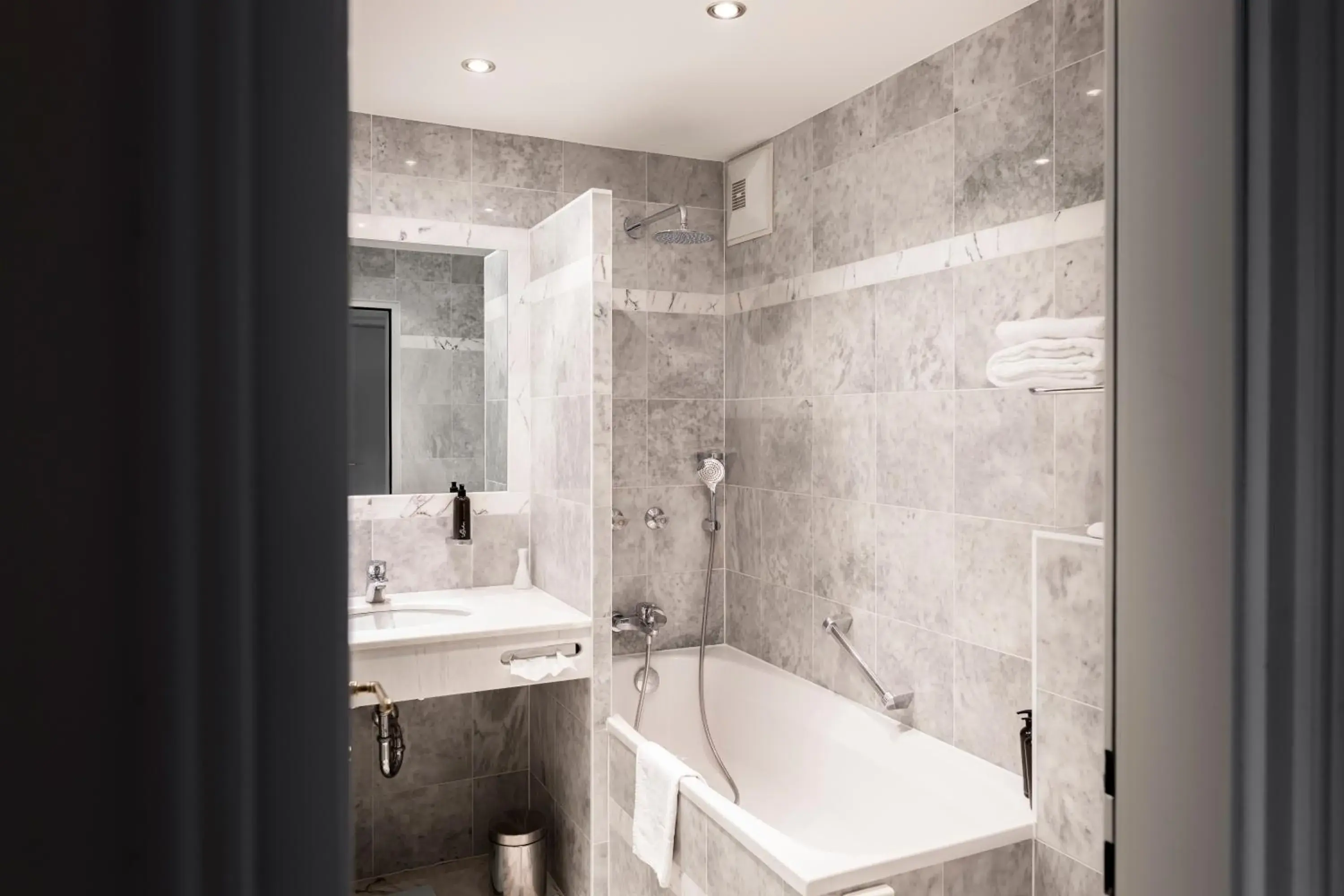 Shower, Bathroom in Schlossberghotel - Das Kunsthotel