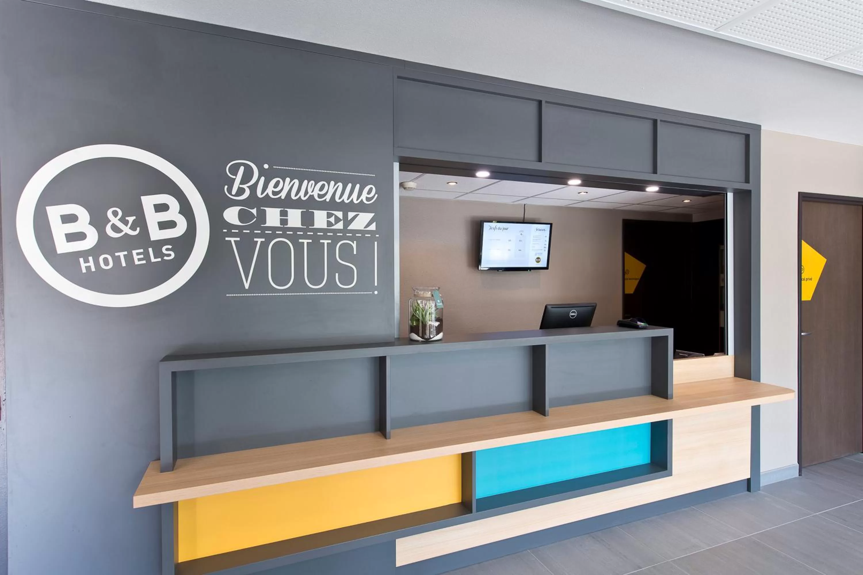 Lobby or reception in B&B HOTEL Pau Zénith