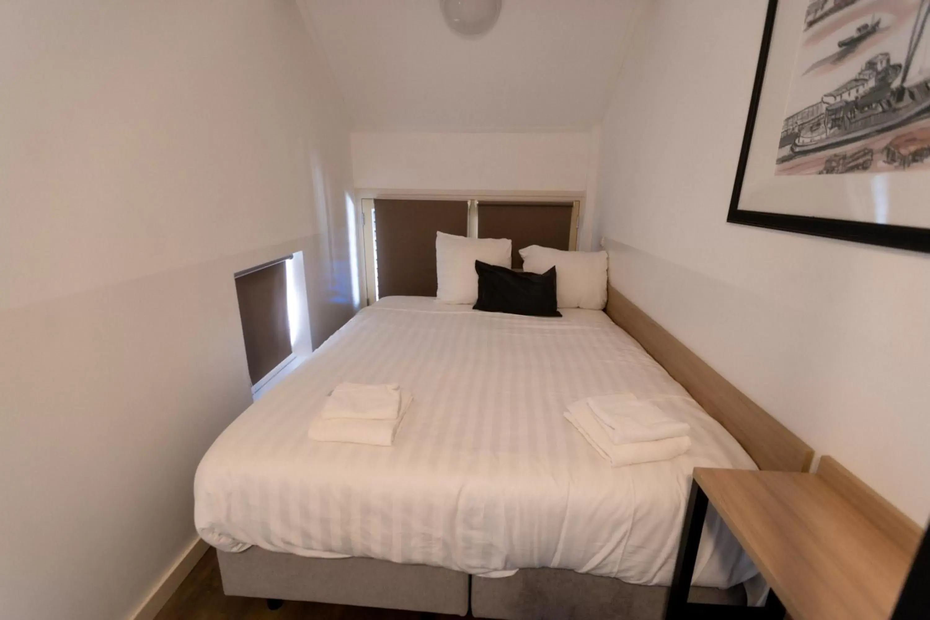 Bedroom, Bed in Plantage Garden Apartments