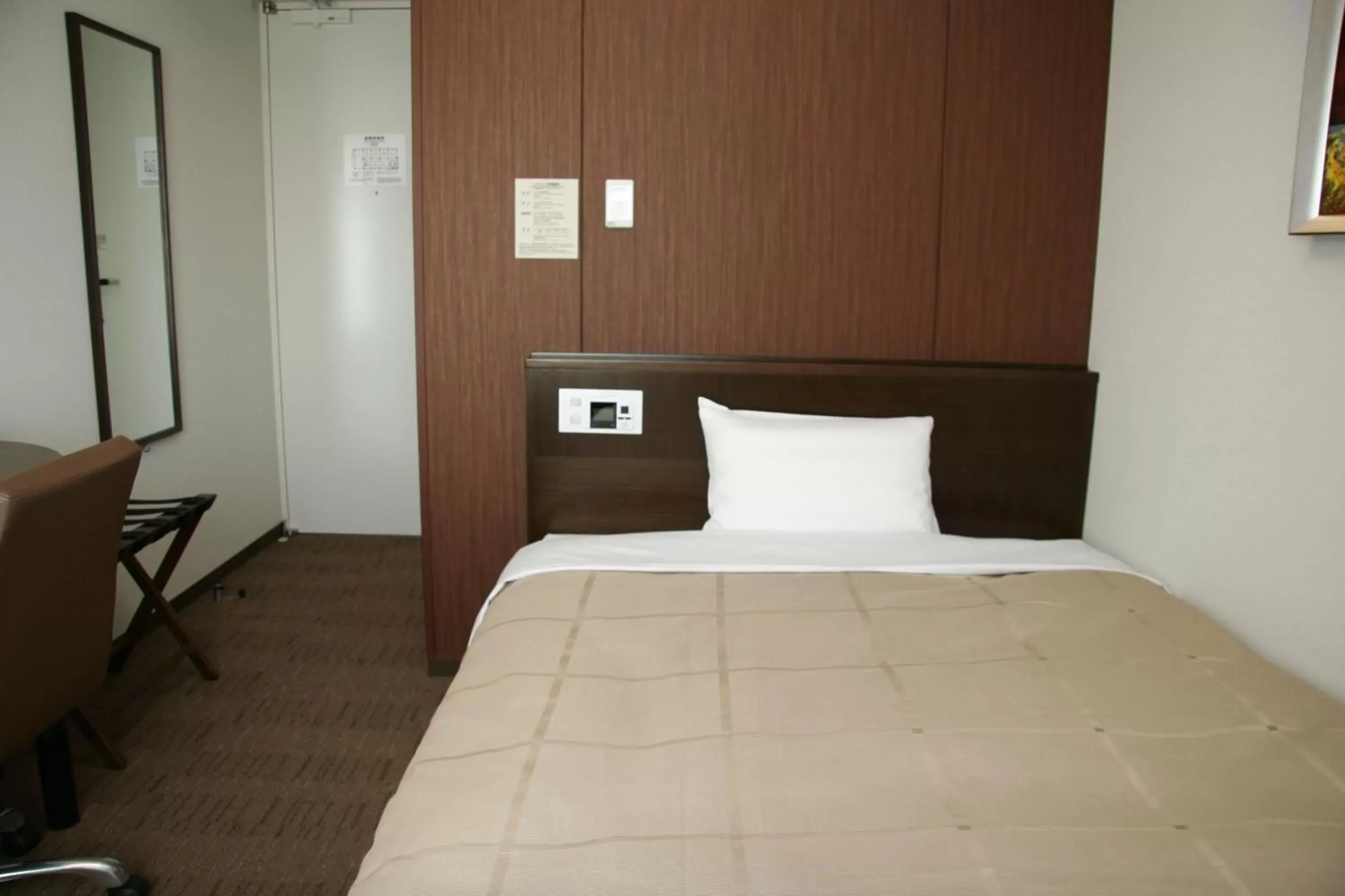 Bed in Hotel Route-Inn Chitose Ekimae Bed in Hotel Route-Inn Chitose Ekimae