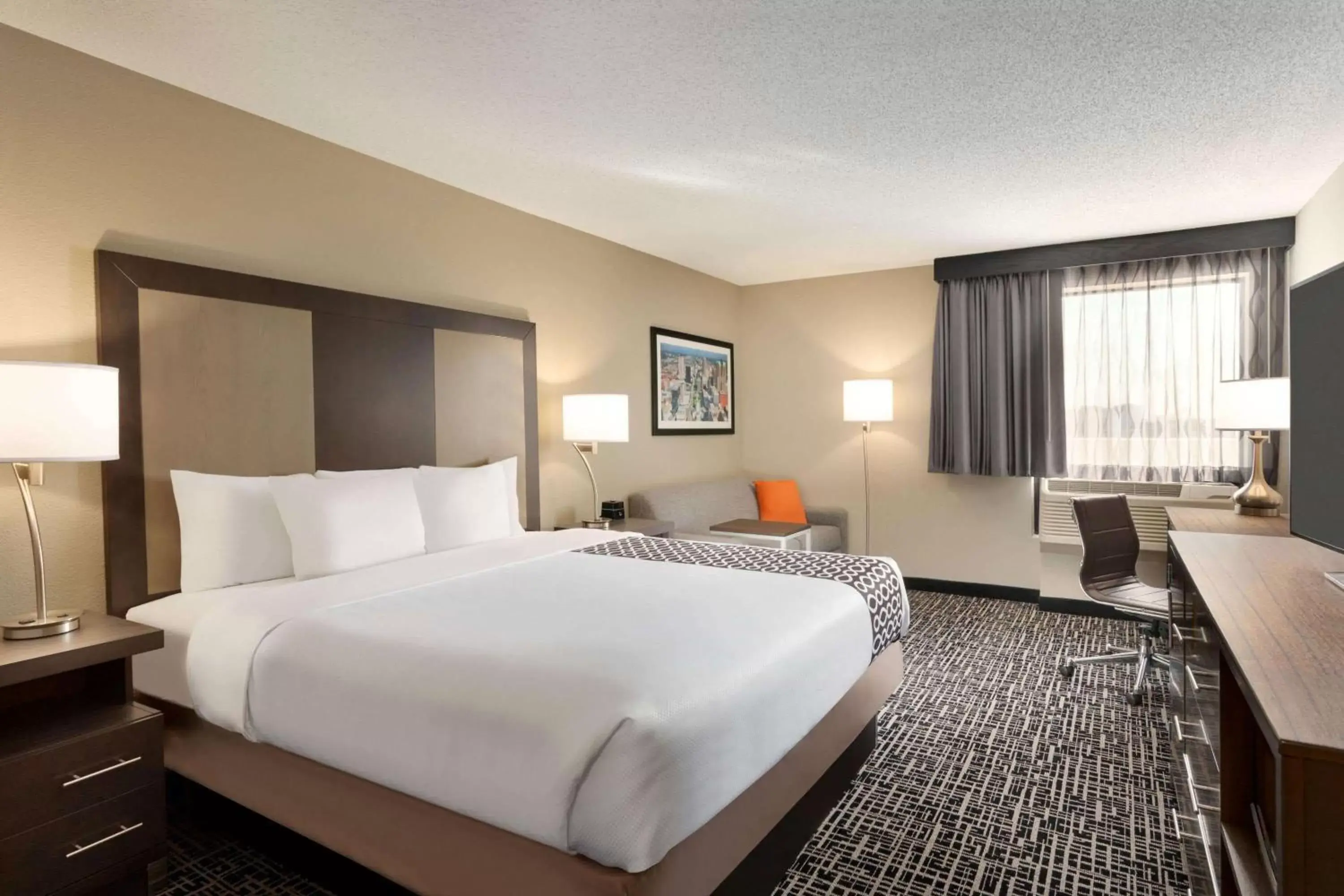 Photo of the whole room, Bed in La Quinta Inn & Suites by Wyndham St Louis Route 66