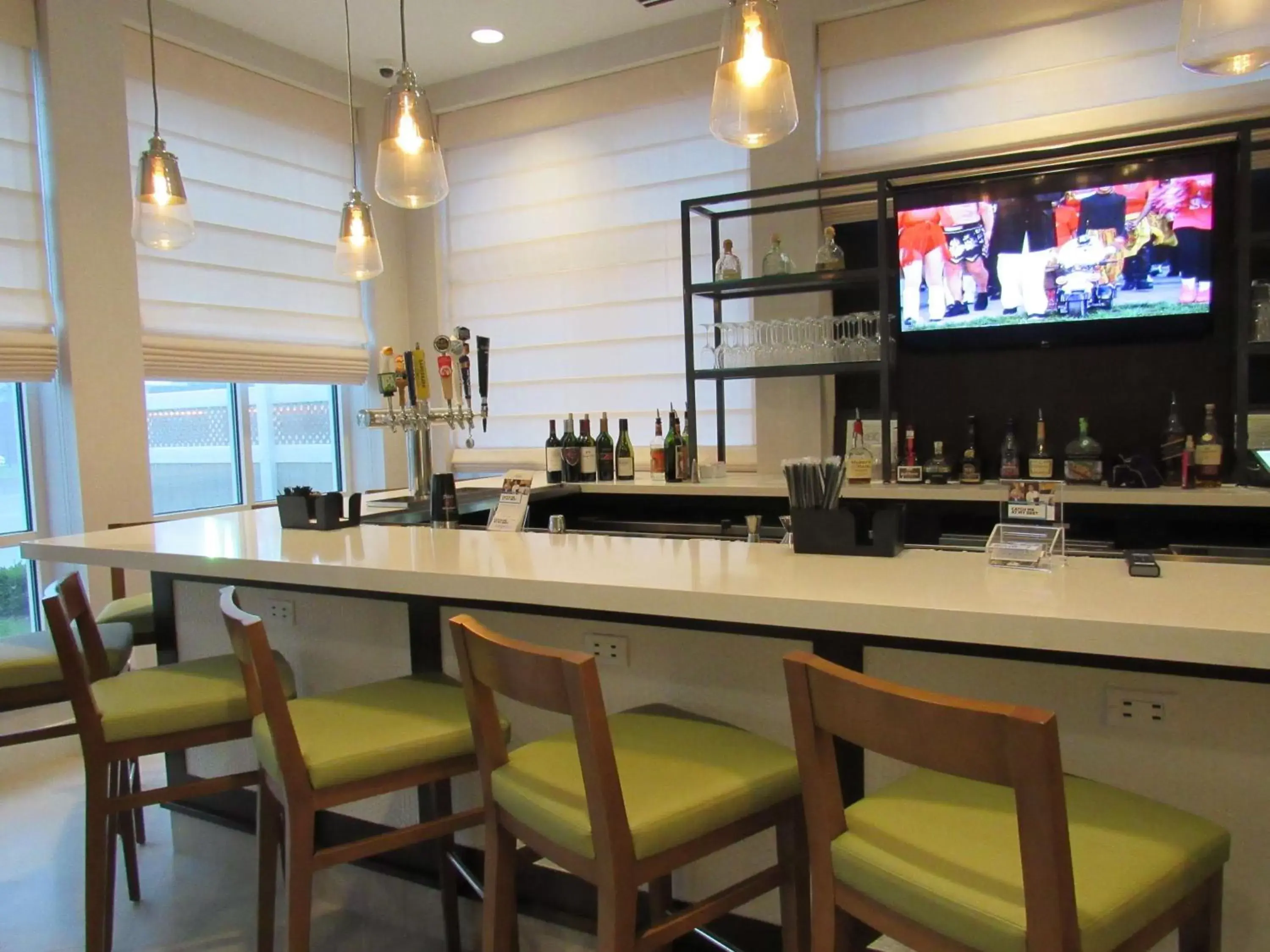 Lounge or bar, Restaurant/Places to Eat in Hilton Garden Inn Springfield