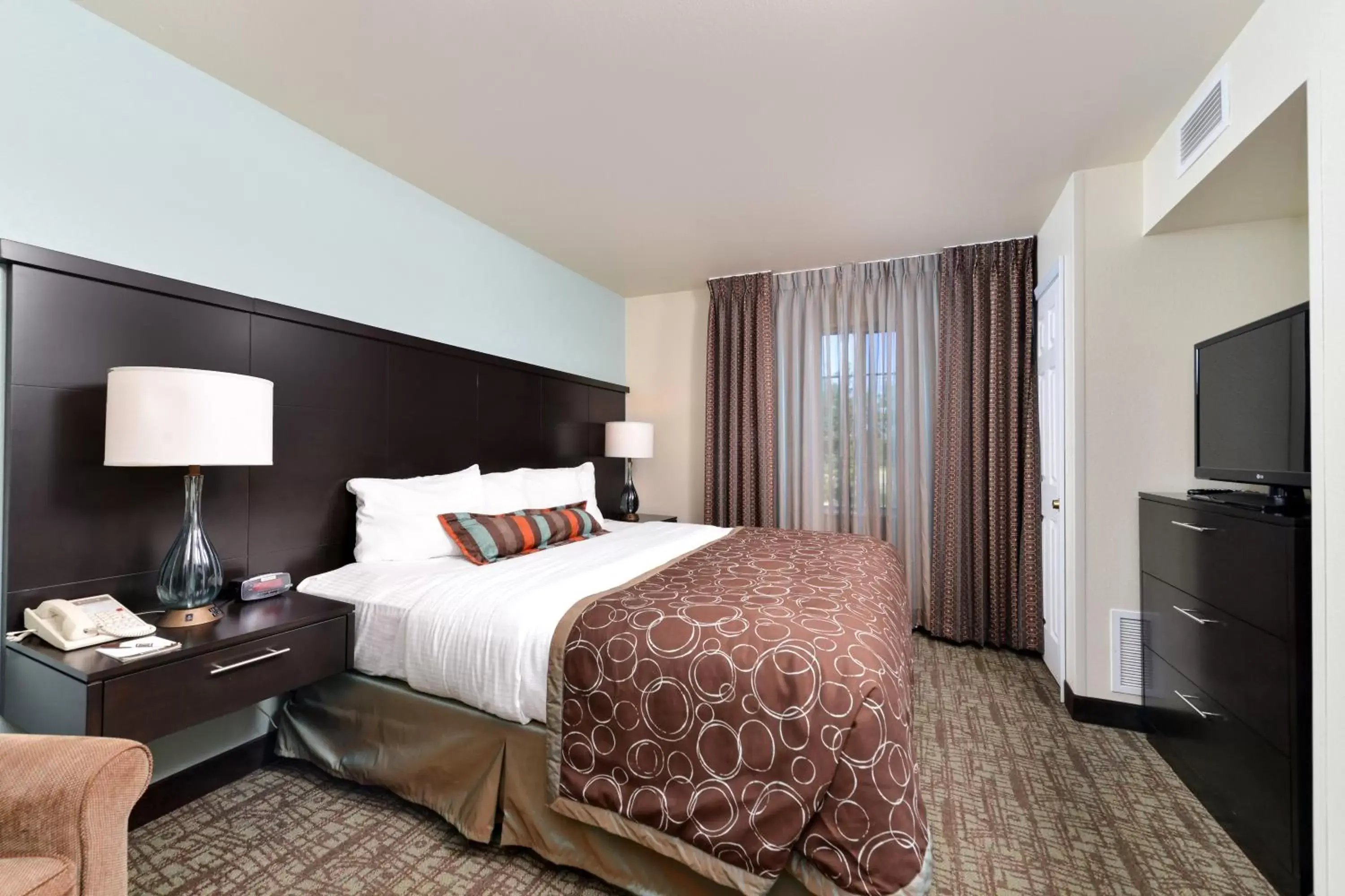 Photo of the whole room, Bed in Staybridge Suites Sioux Falls at Empire Mall, an IHG Hotel