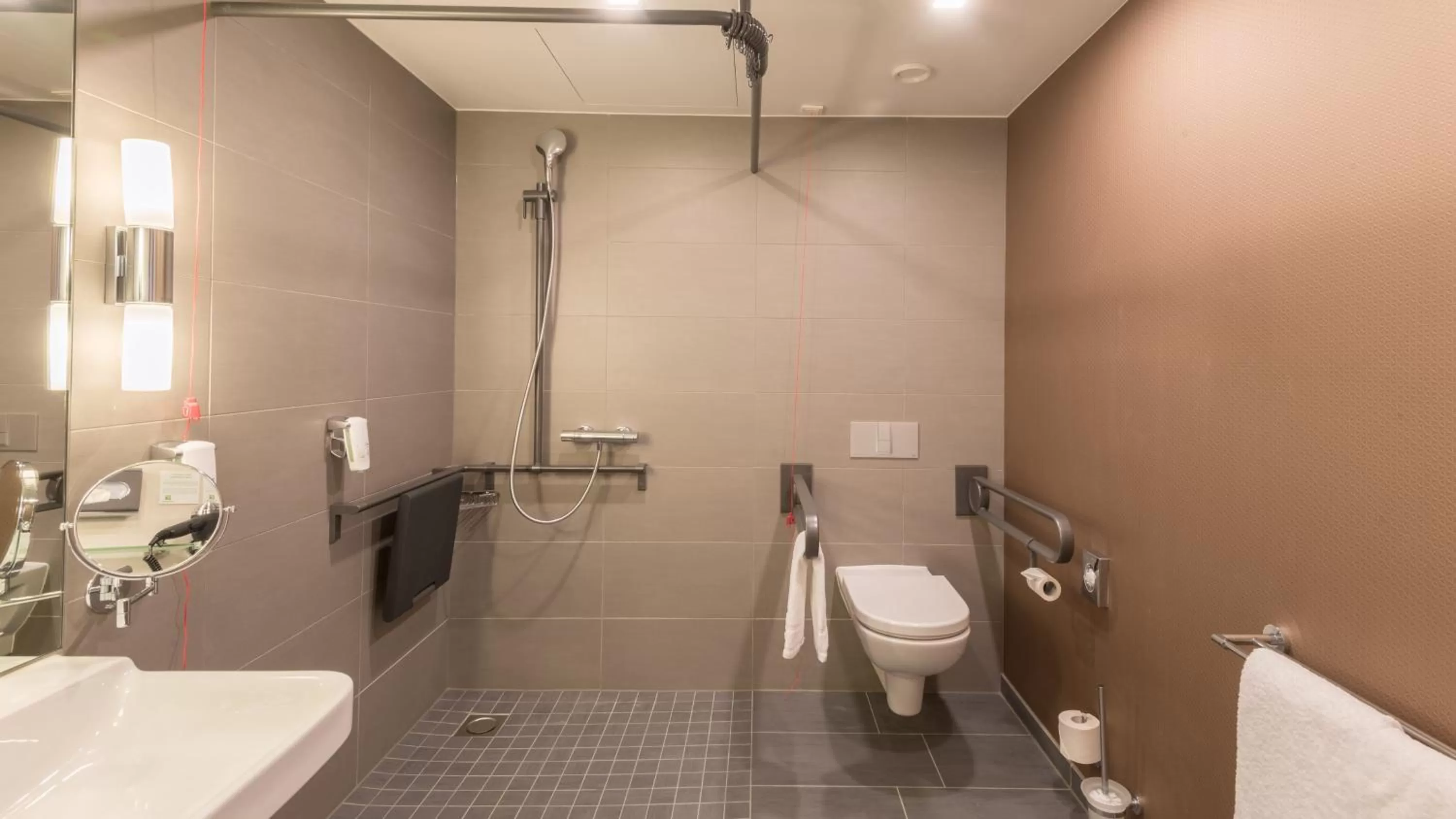 Bathroom in Holiday Inn Düsseldorf City – Toulouser Allee by IHG