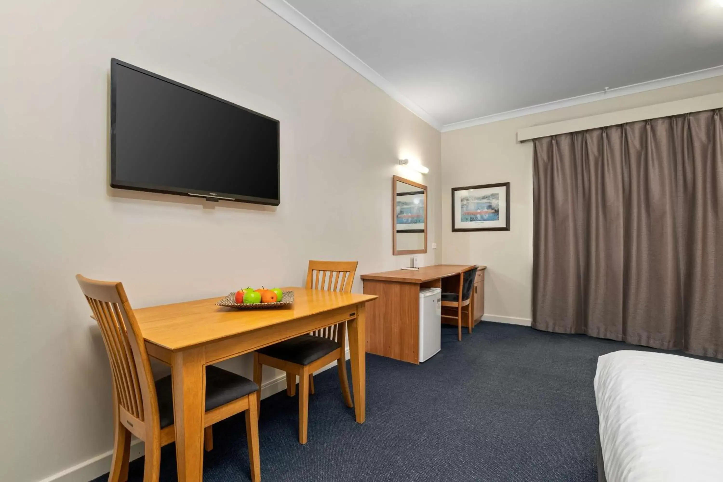 Dining area, TV/Entertainment Center in Metro Hotel Perth City