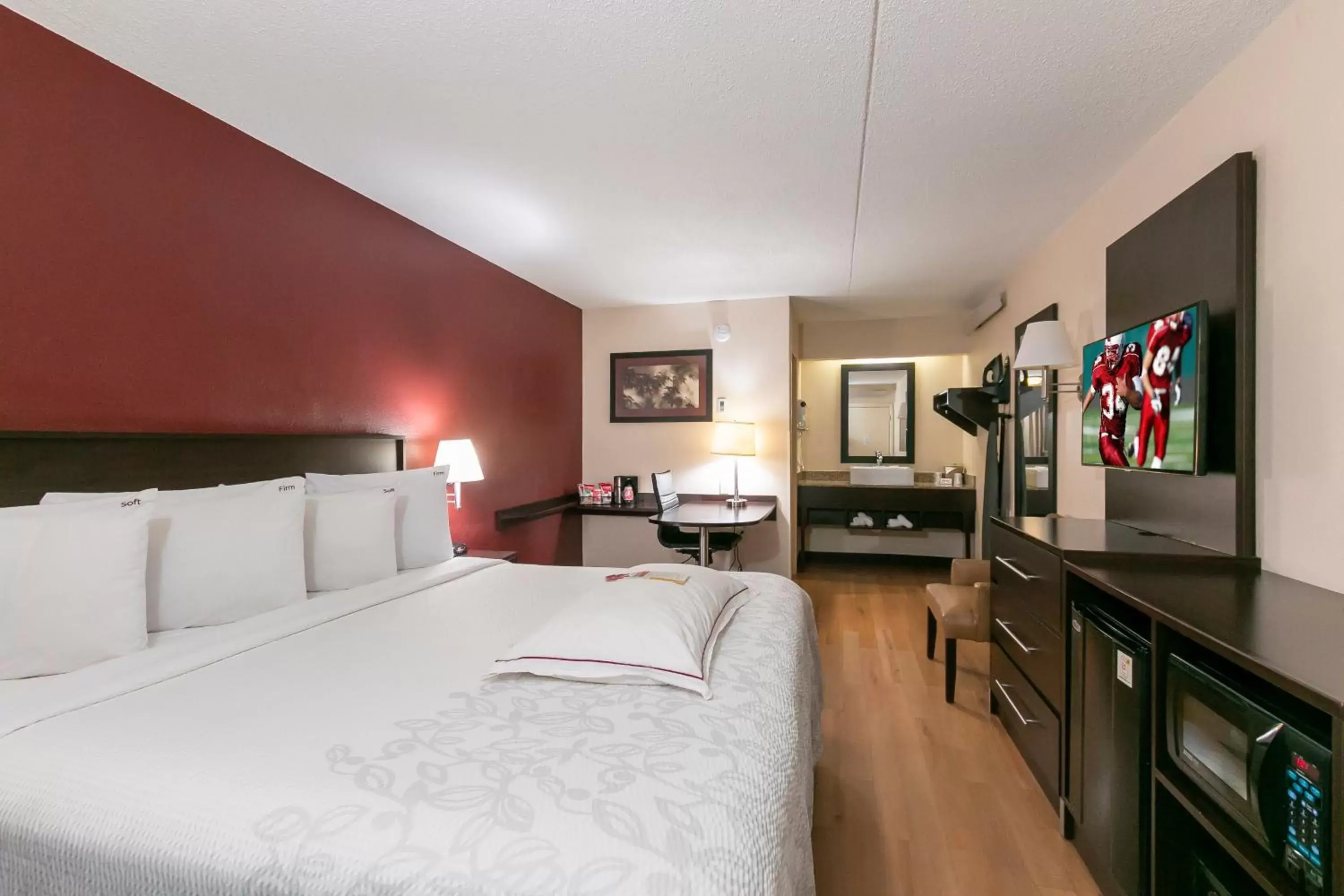 Photo of the whole room, Bed in Red Roof Inn PLUS+ Baltimore North - Timonium Photo of the whole room, Bed in Red Roof Inn PLUS+ Baltimore North - Timonium