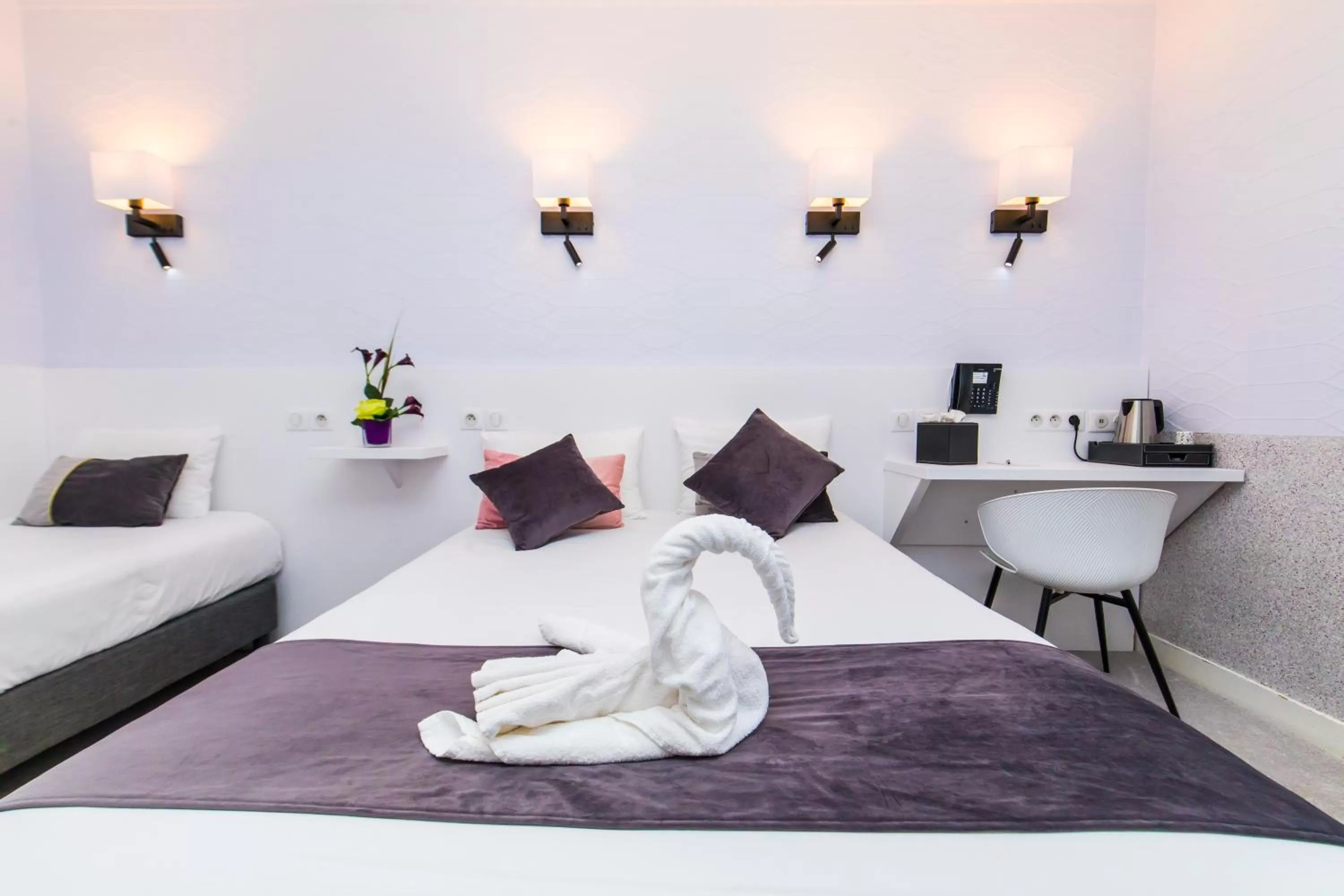 Bed in HOTEL DE PARIS MONTPARNASSE