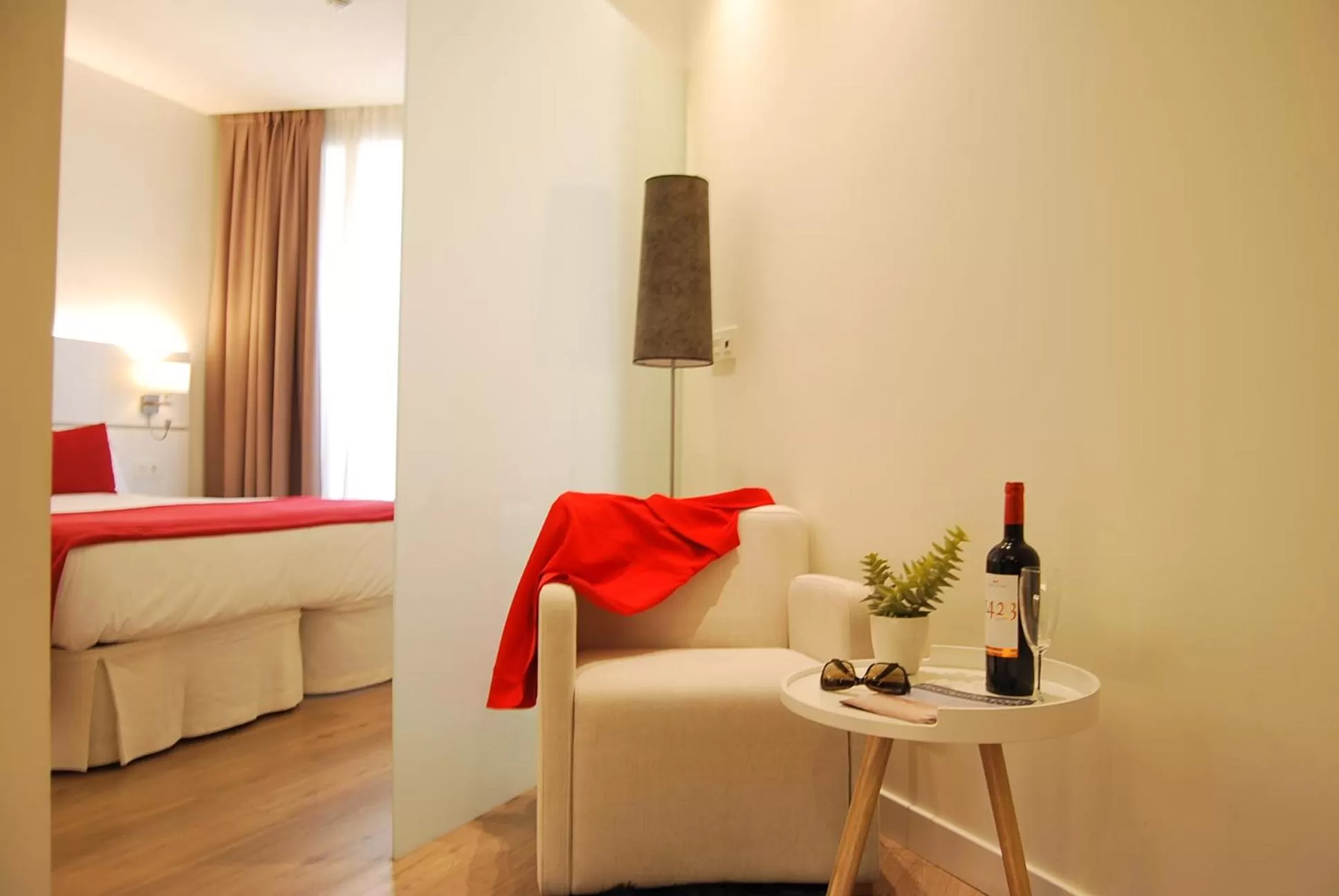 Photo of the whole room, Bed in Hotel Pompaelo Plaza del Ayuntamiento & Spa