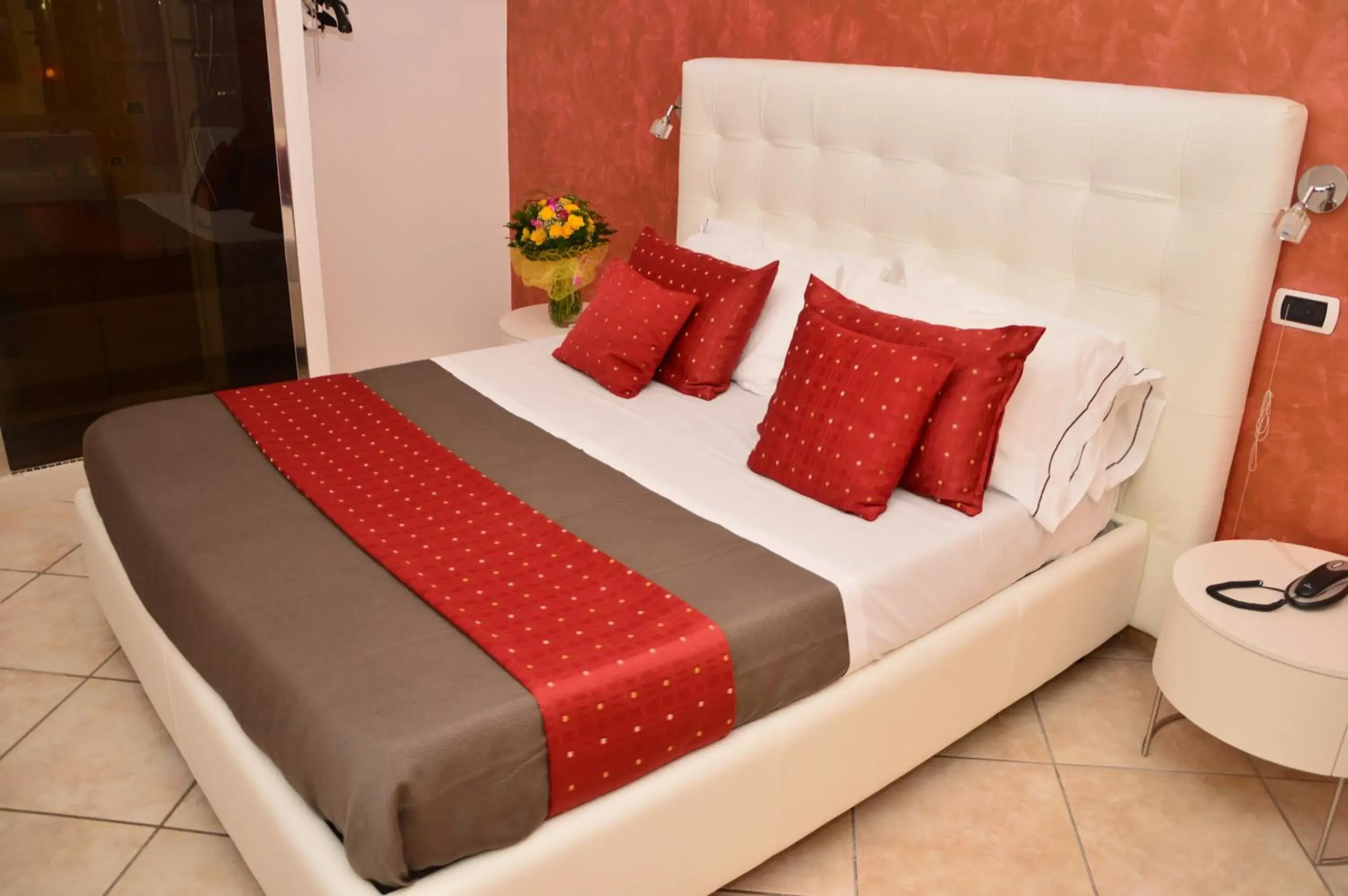 Shower, Bed in Il Giardino degli Aranci