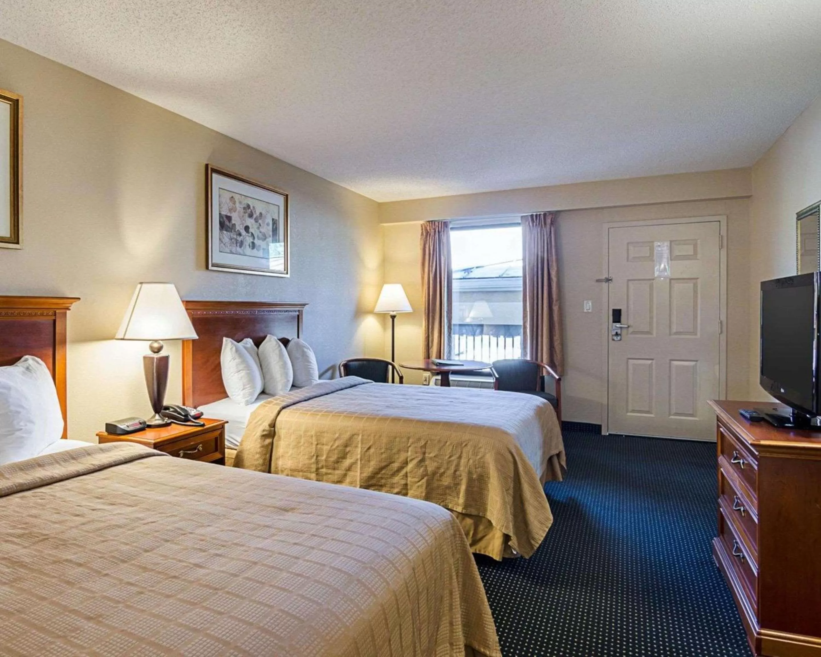 Photo of the whole room, Bed in Quality Inn Troutville - Roanoke North