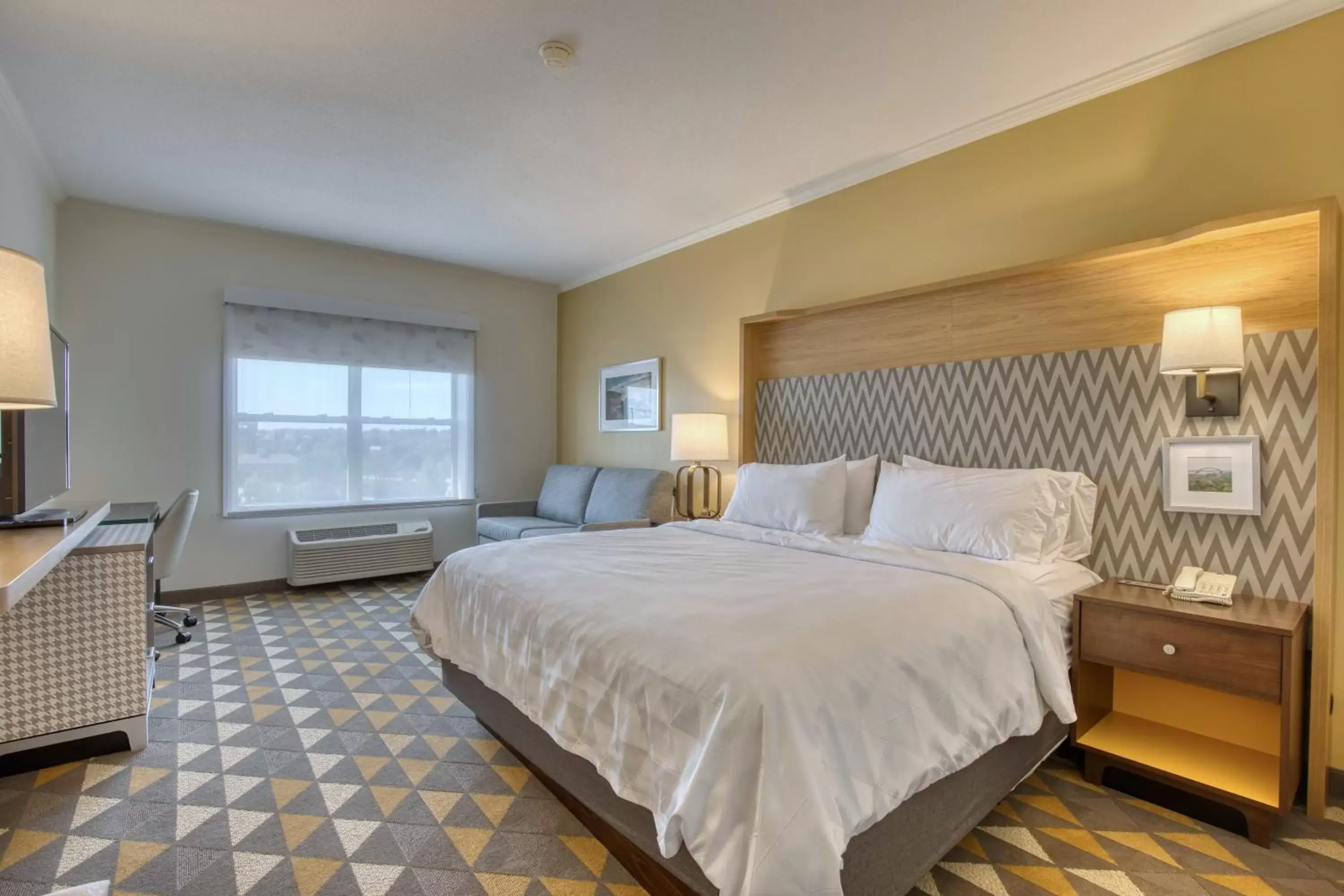 Photo of the whole room, Bed in Holiday Inn Hotel & Suites Madison West, an IHG Hotel