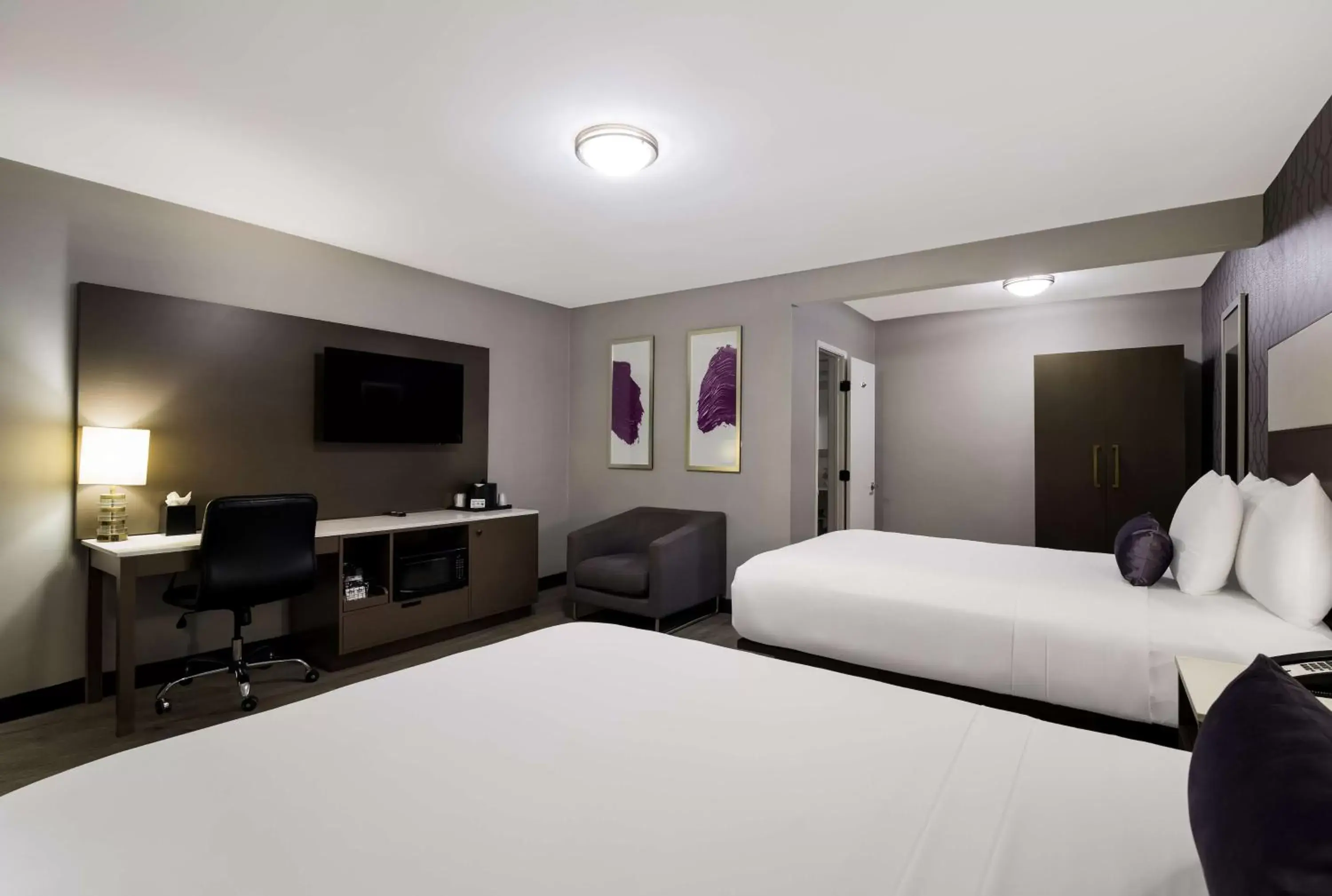 Bedroom in Sunset West Hotel, SureStay Collection By Best Western