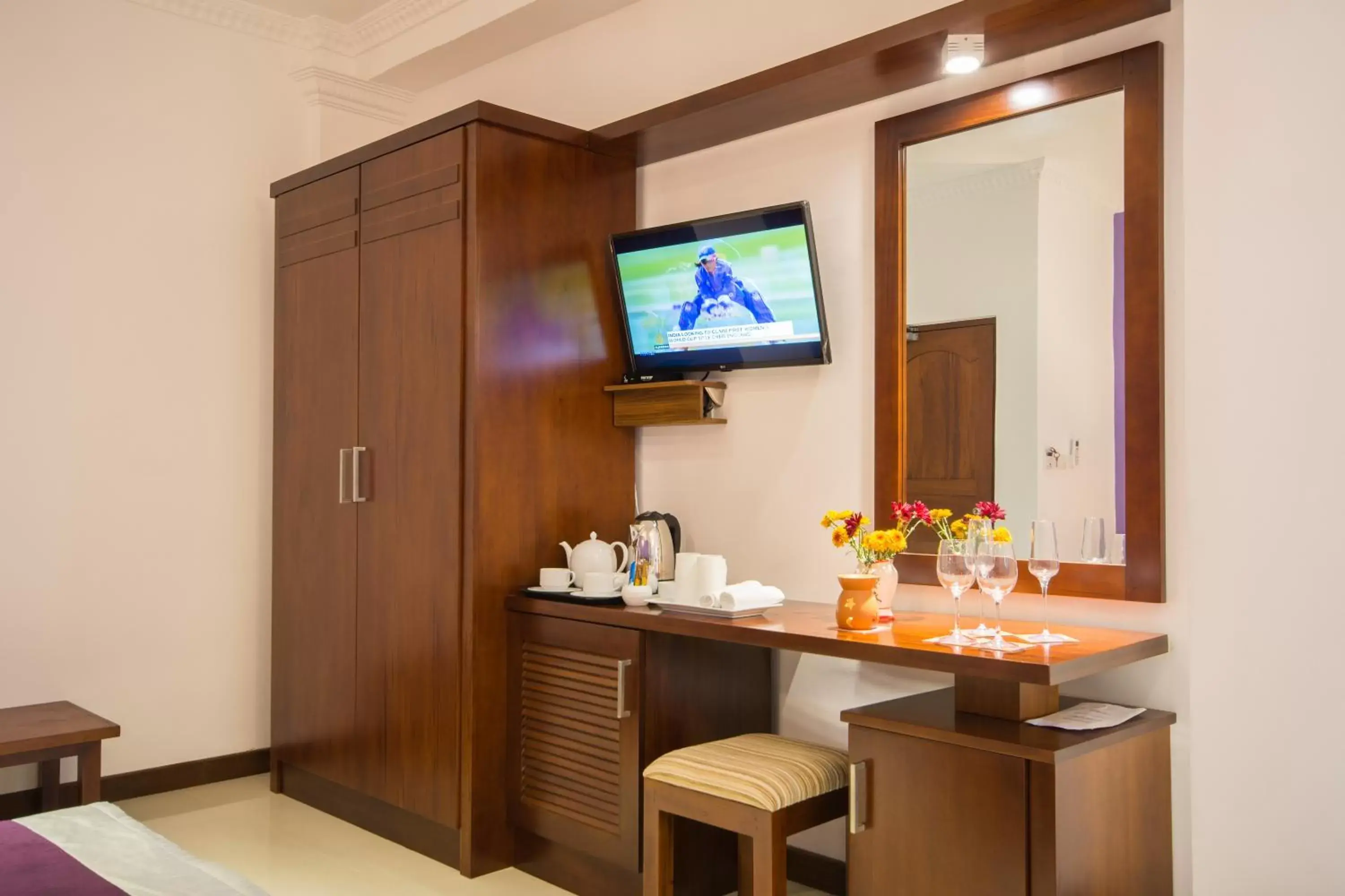 TV and multimedia, TV/Entertainment Center in Ceyloni City Hotel