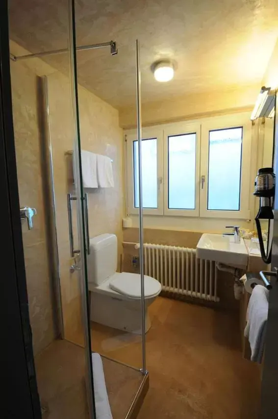 Bathroom in Hotel Limmatblick