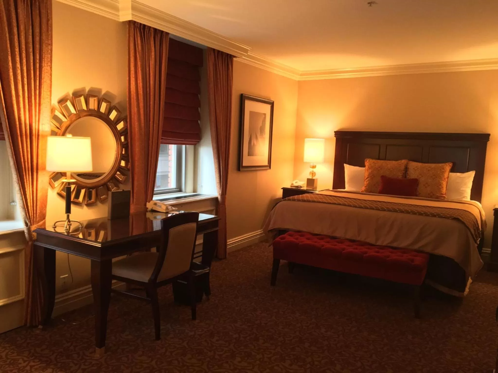 Photo of the whole room, Bed in Omni William Penn Hotel