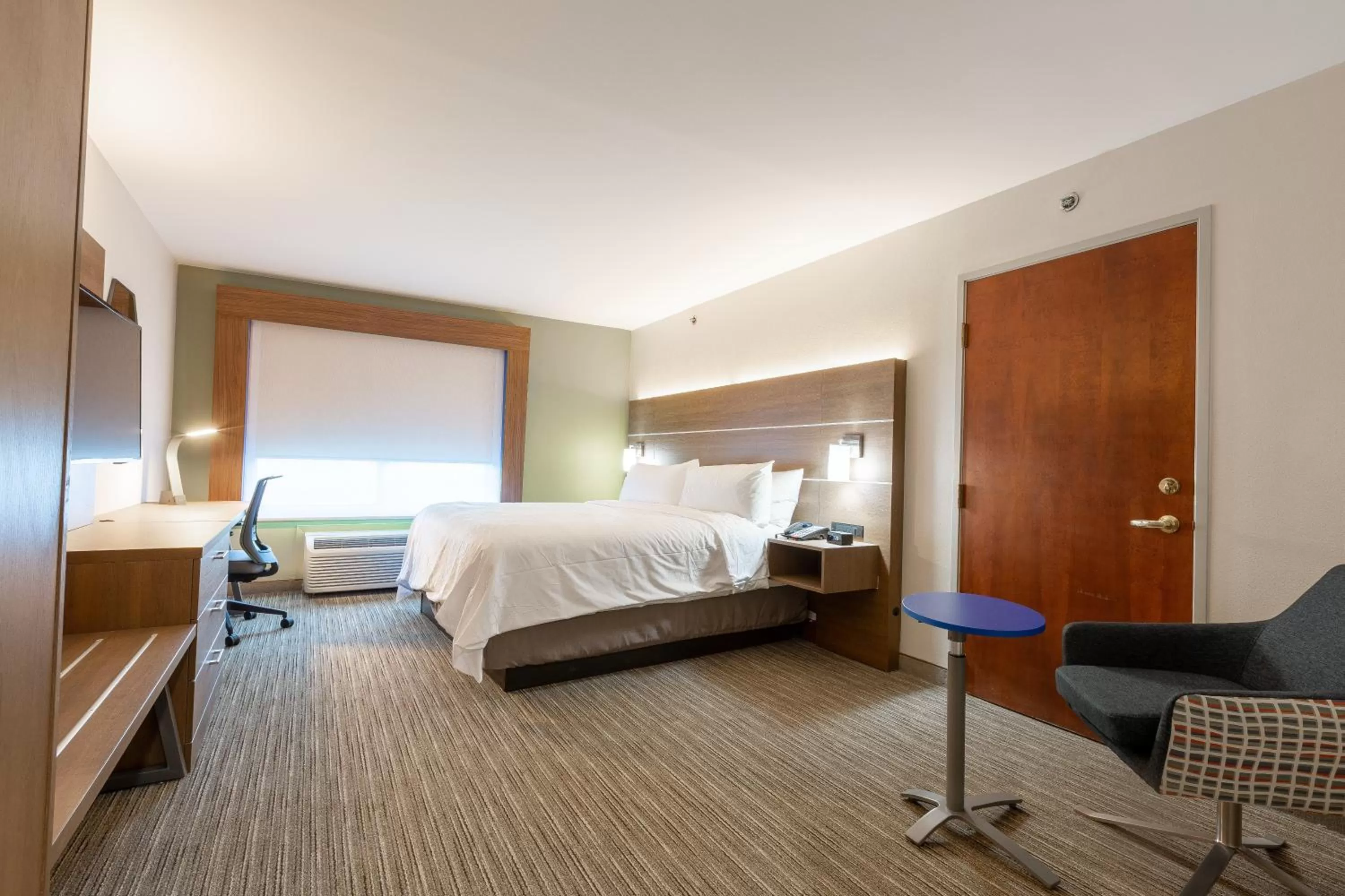 Photo of the whole room, Bed in Holiday Inn Express & Suites Arlington North – Stadium Area by IHG