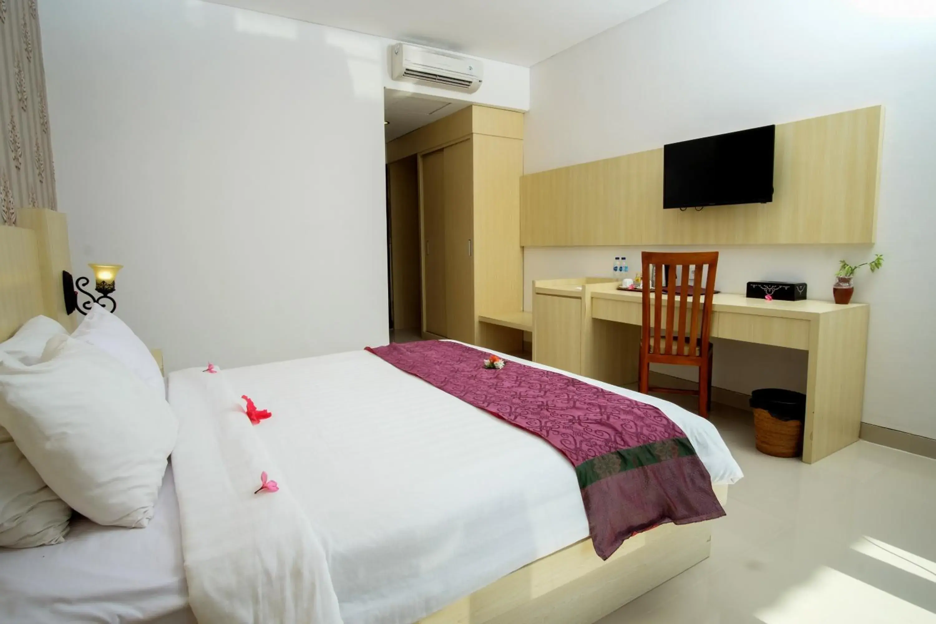 Communal lounge/ TV room, Bed in Puri Saron Senggigi Hotel