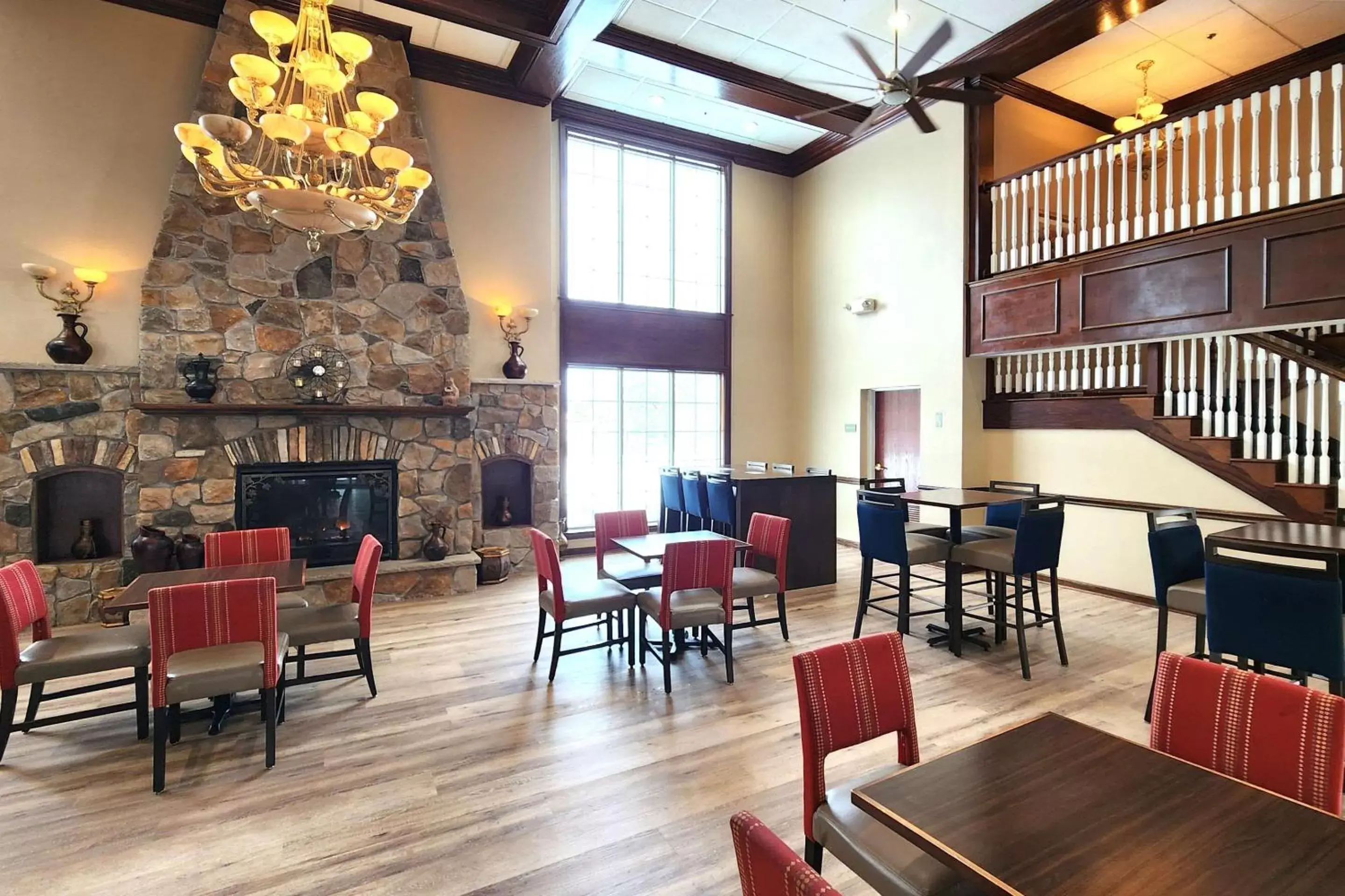 Property building, Restaurant/Places to Eat in Comfort Inn & Suites Mount Pocono