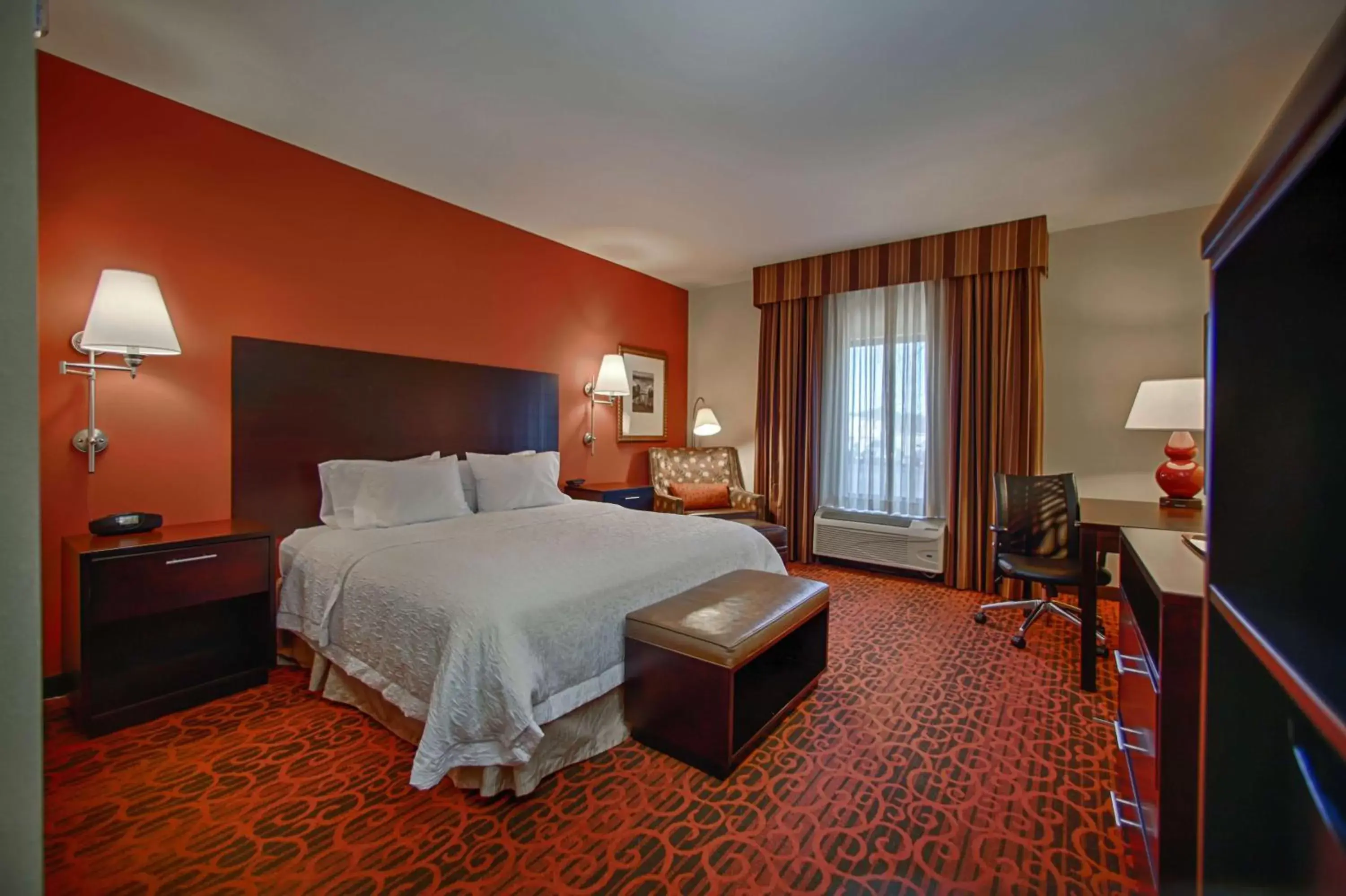 Bedroom, Bed in Hampton Inn Atlanta-Canton