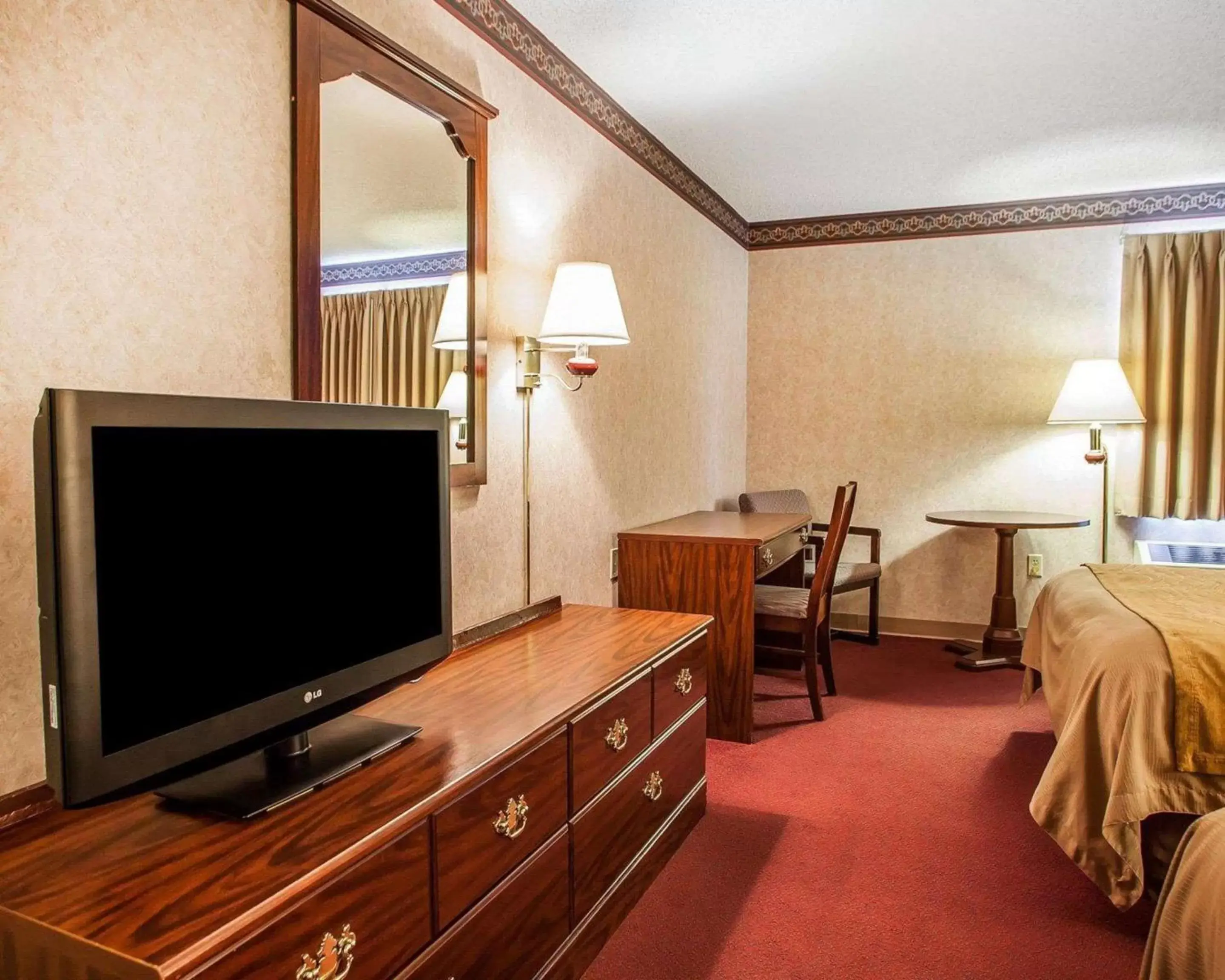 Photo of the whole room, TV/Entertainment Center in Quality Inn Midway