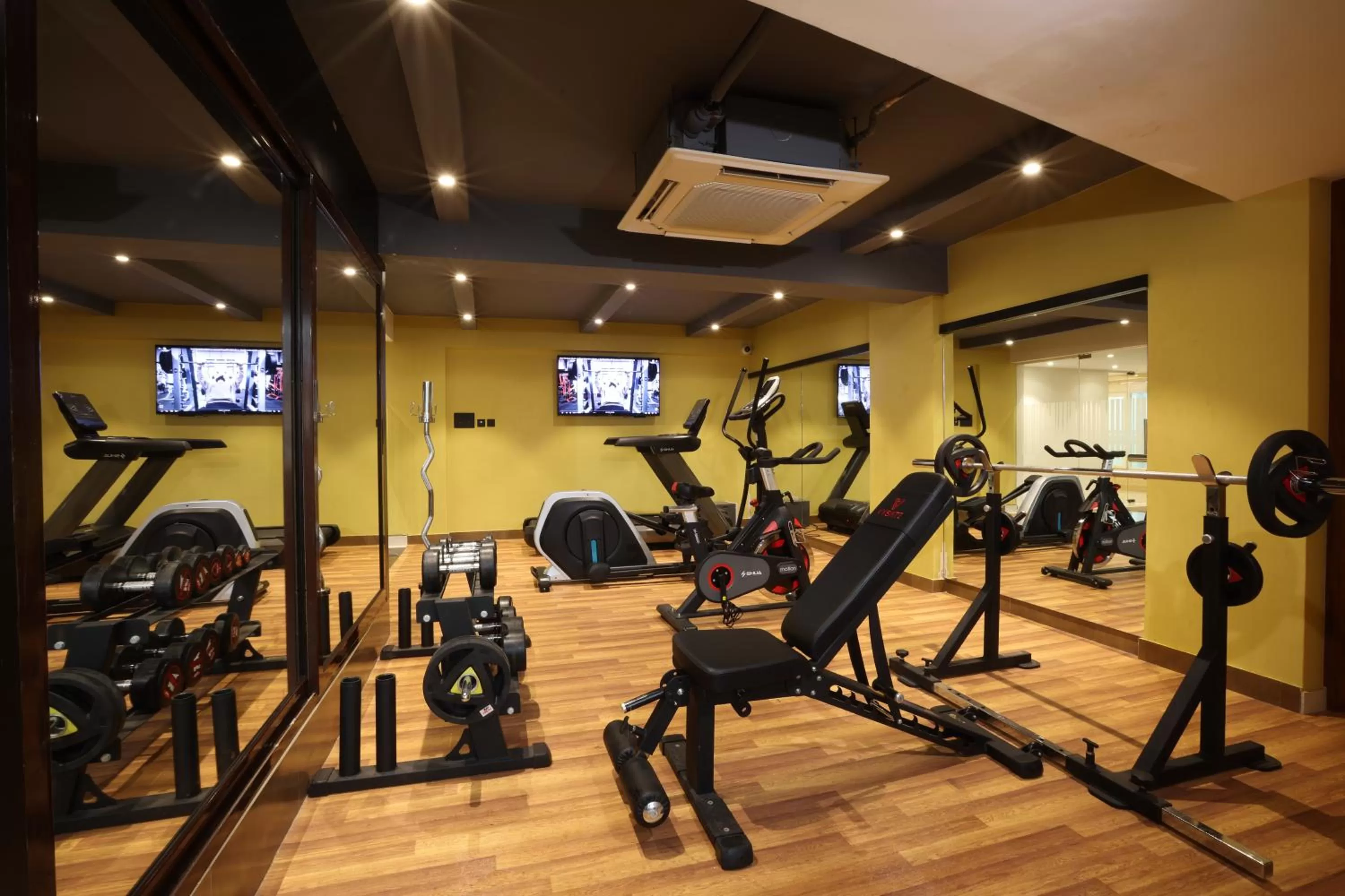 Fitness centre/facilities in Royal Plaza Suites by RAK Rooms, Mangaluru