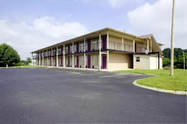 Property Building in America's Best Value Inn - Loudon