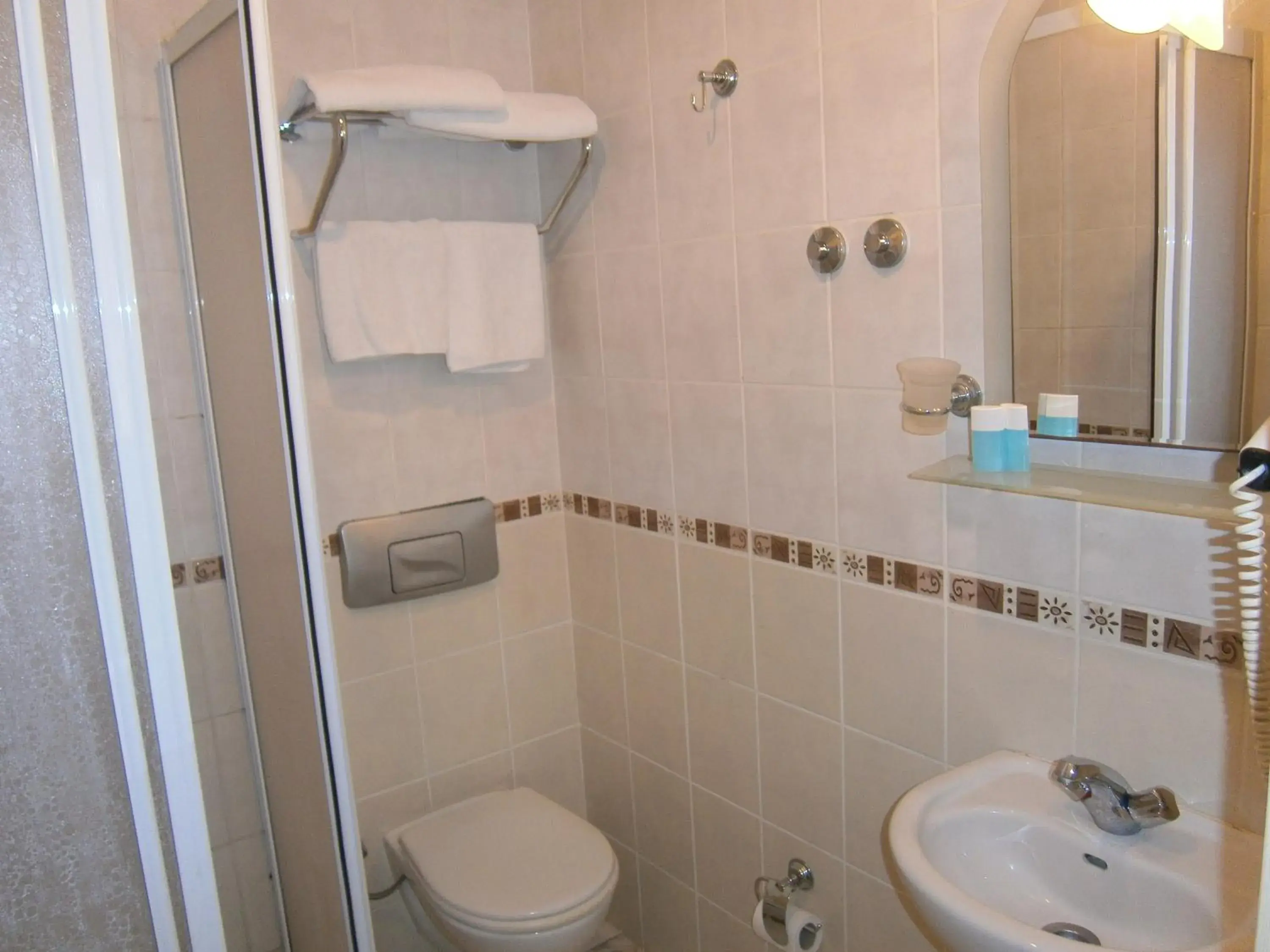 Shower, Bathroom in Hotel Nova