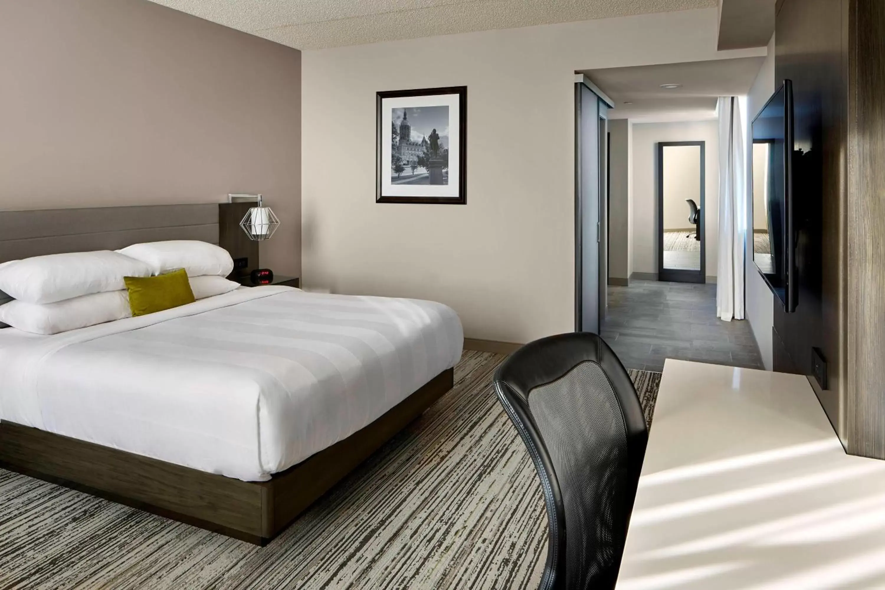 Photo of the whole room, Bed in Marriott Hartford/Windsor Airport