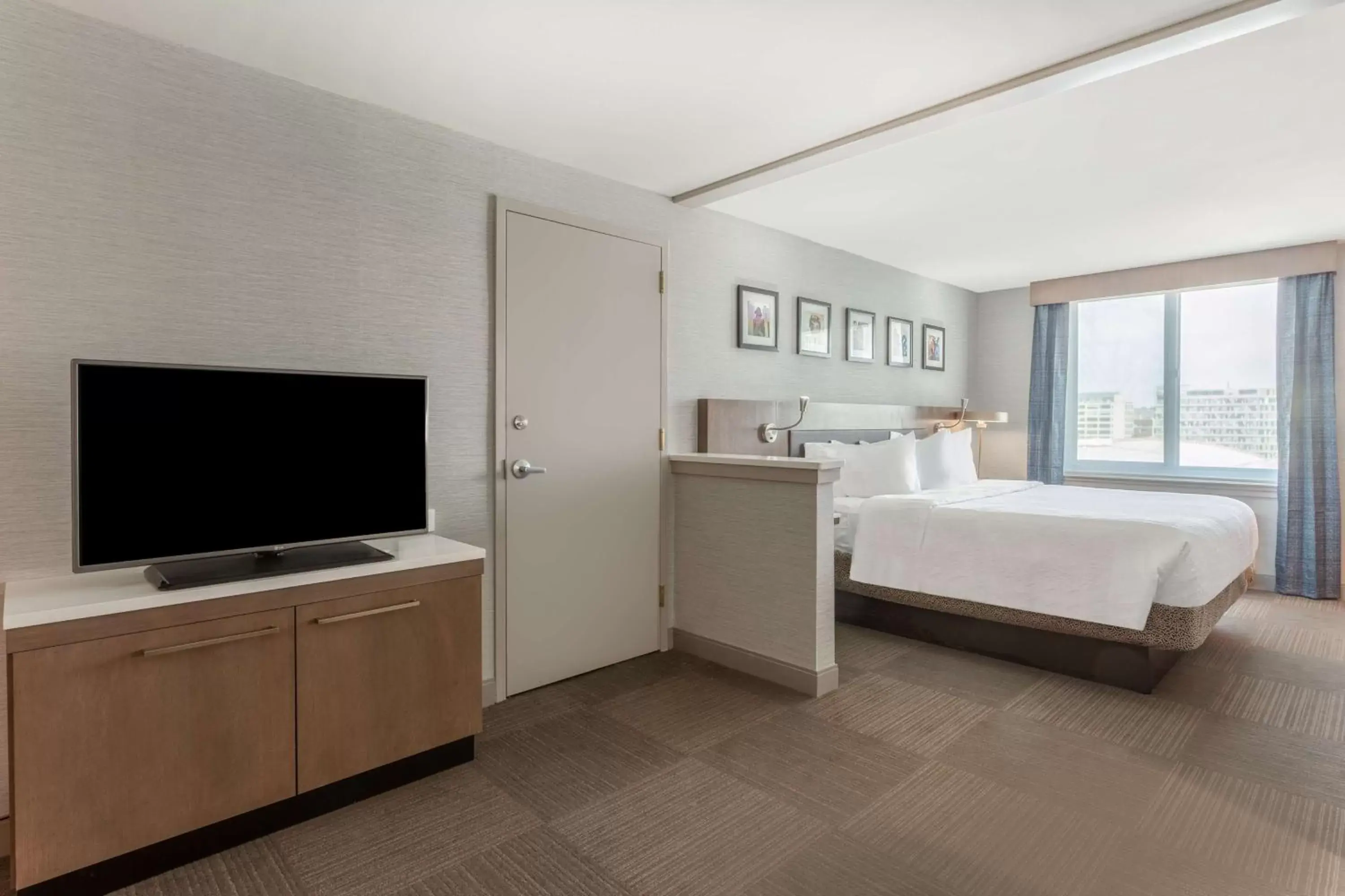 Bed, TV/Entertainment Center in Hilton Garden Inn Philadelphia Center City