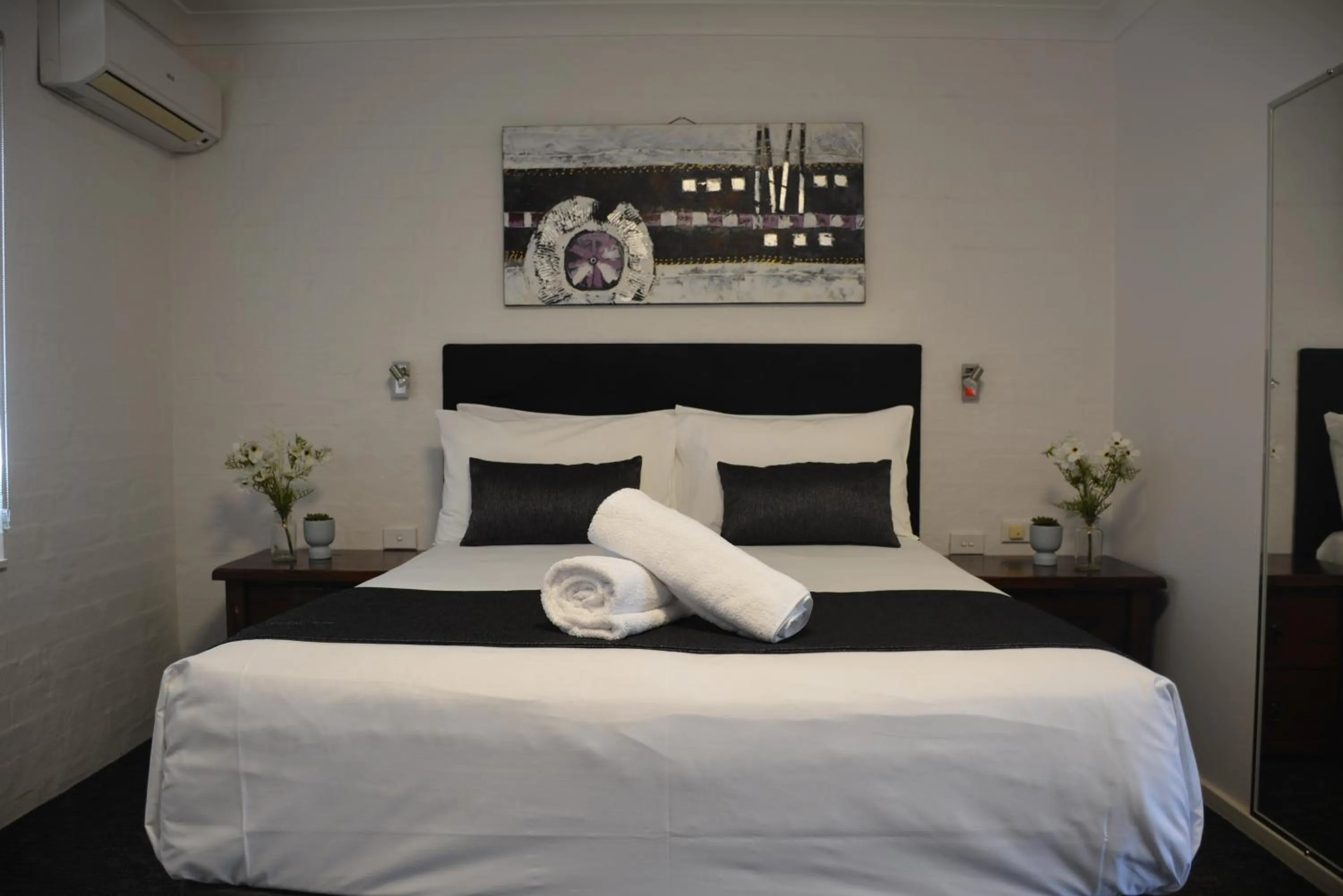 Bedroom, Bed in Marco Polo Motor Inn Taree