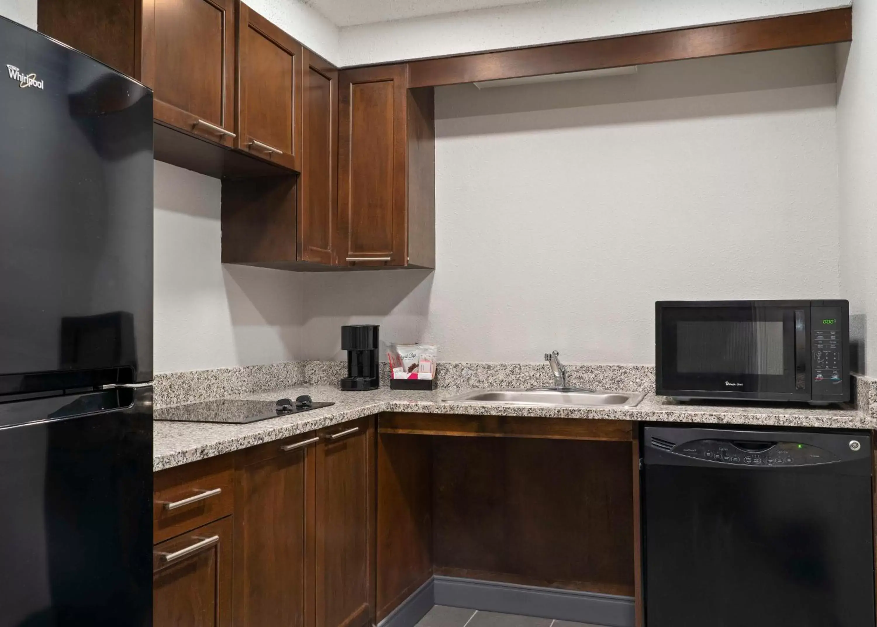 Kitchen or kitchenette, Kitchen/Kitchenette in Hampton Inn & Suites Newport News-Airport - Oyster Point Area