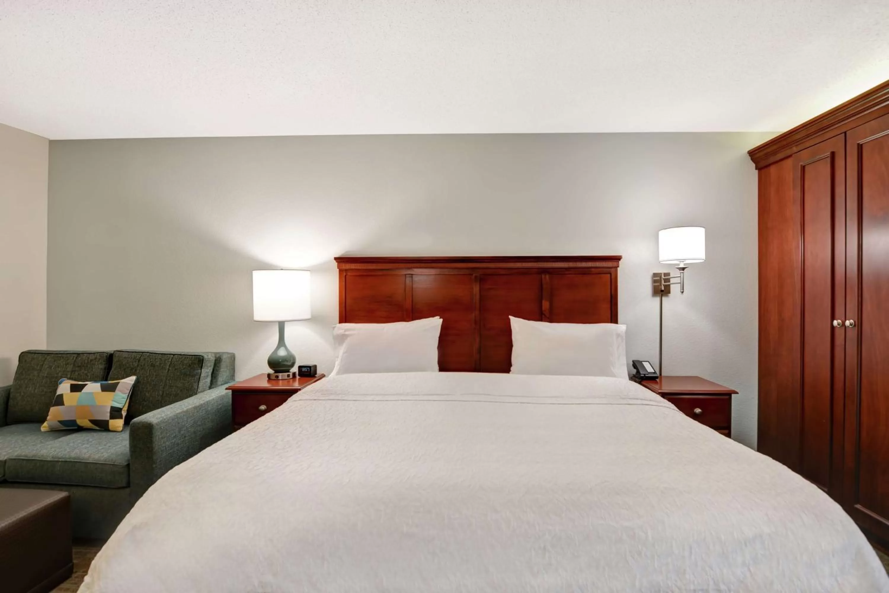 Living room, Bed in Hampton Inn Beckley