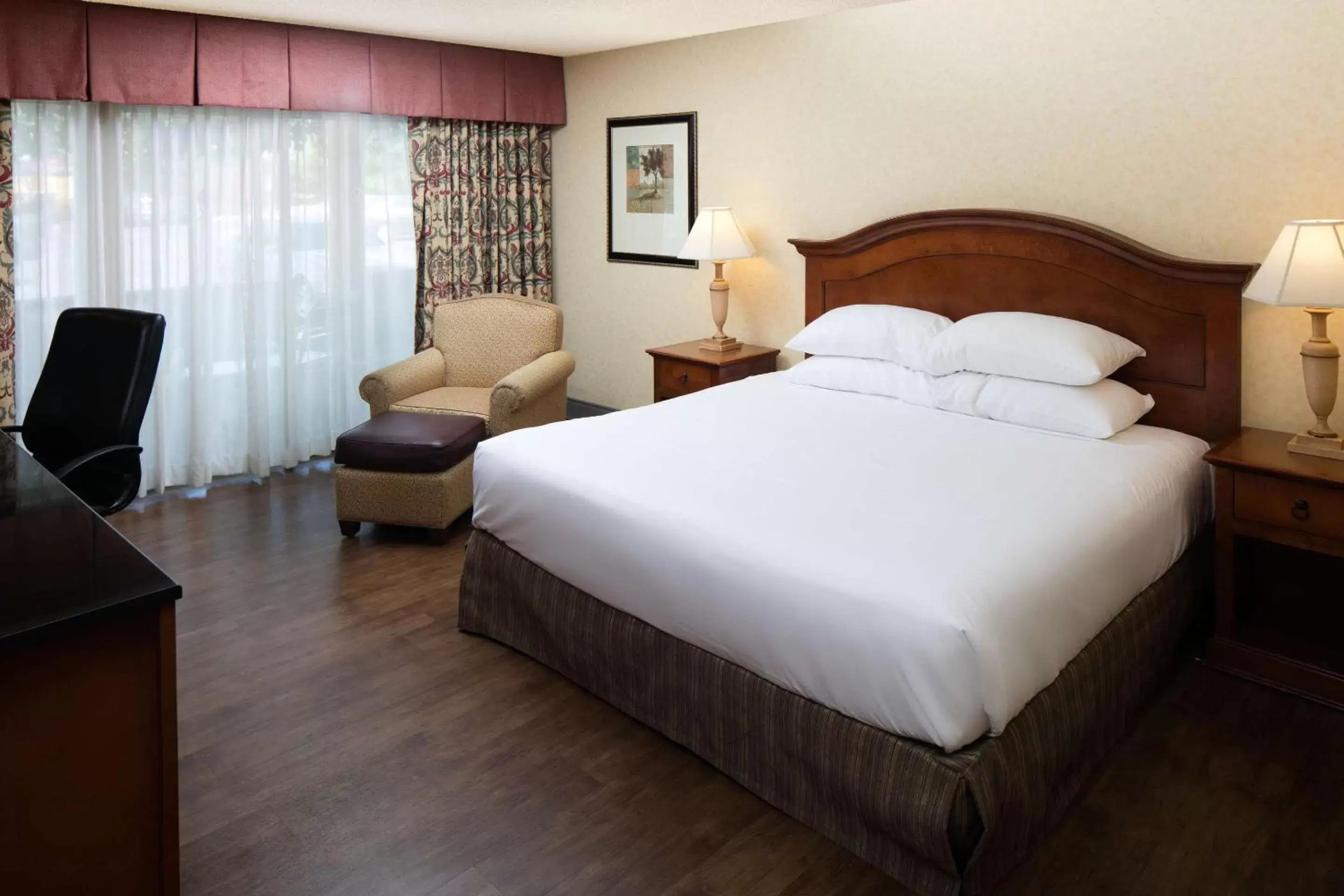 Bedroom, Bed in Red Lion Hotel Redding