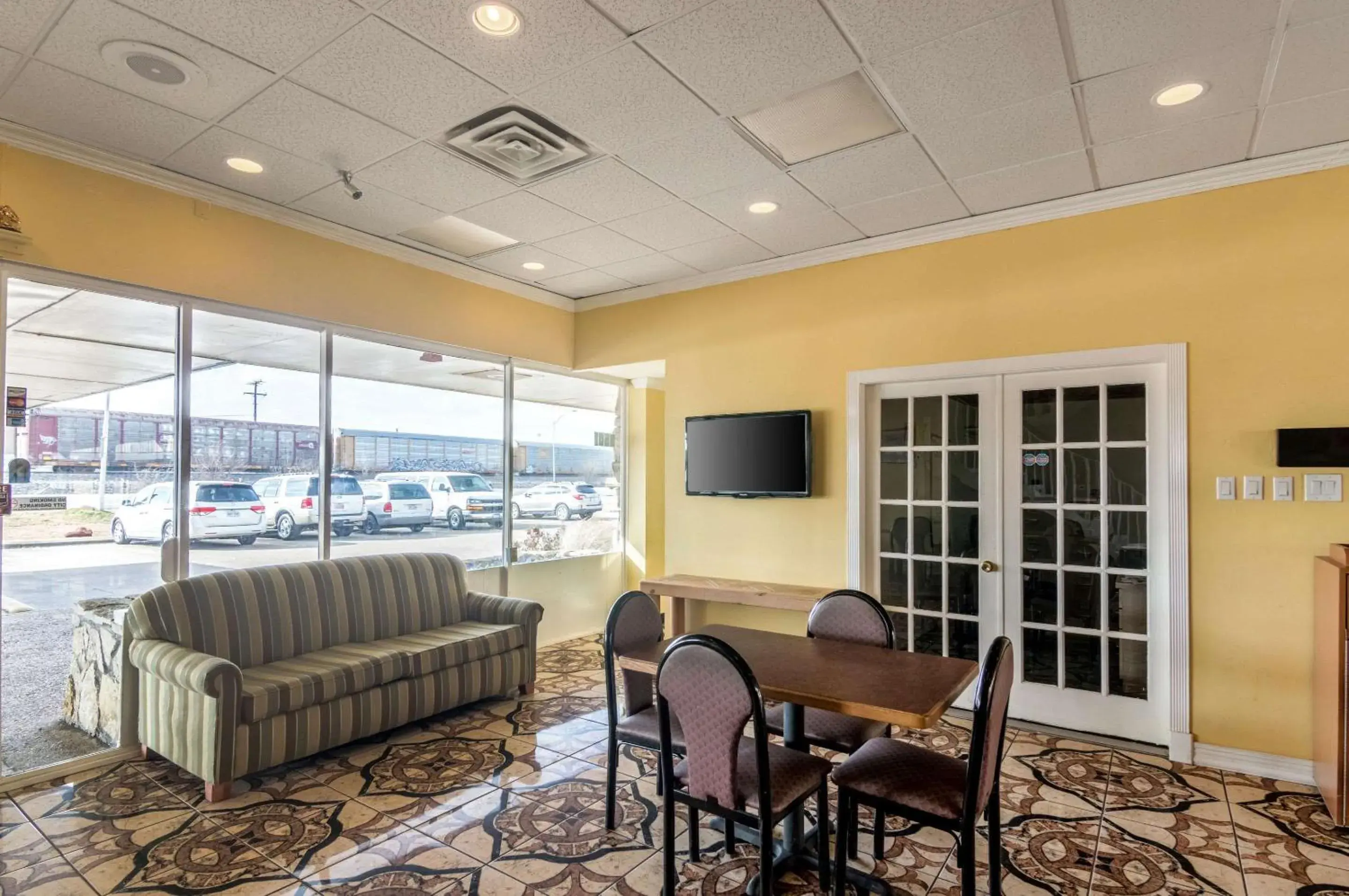 Lobby or reception in Rodeway Inn Arlington