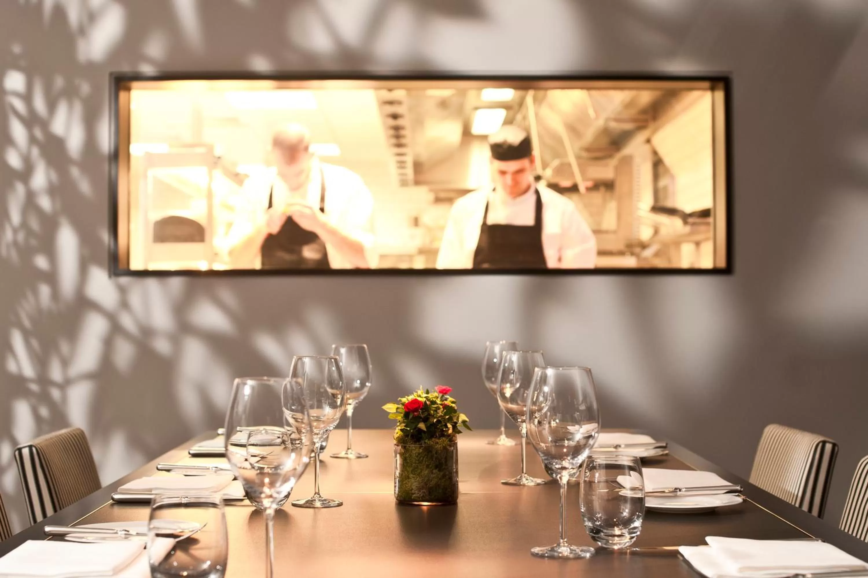 Restaurant/places to eat in South Place Hotel