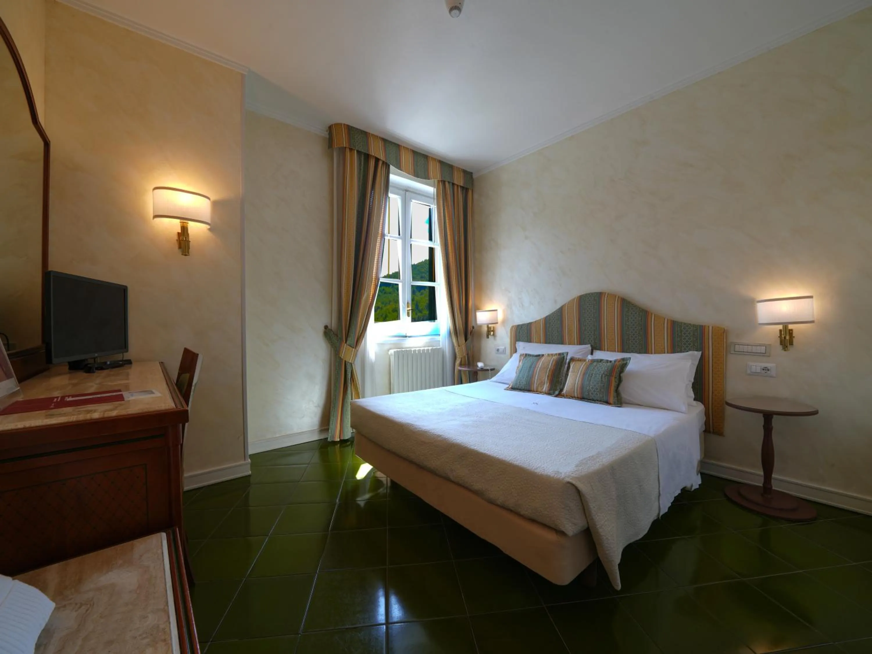 Bed in Hotel Scapolatiello