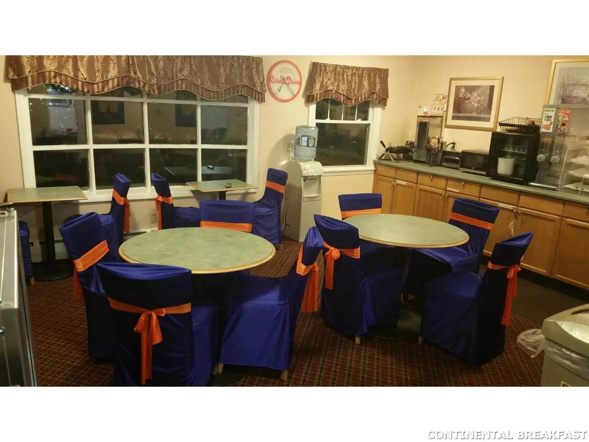 Lounge or bar in Howard Johnson by Wyndham Williamstown Lounge or bar in Howard Johnson by Wyndham Williamstown