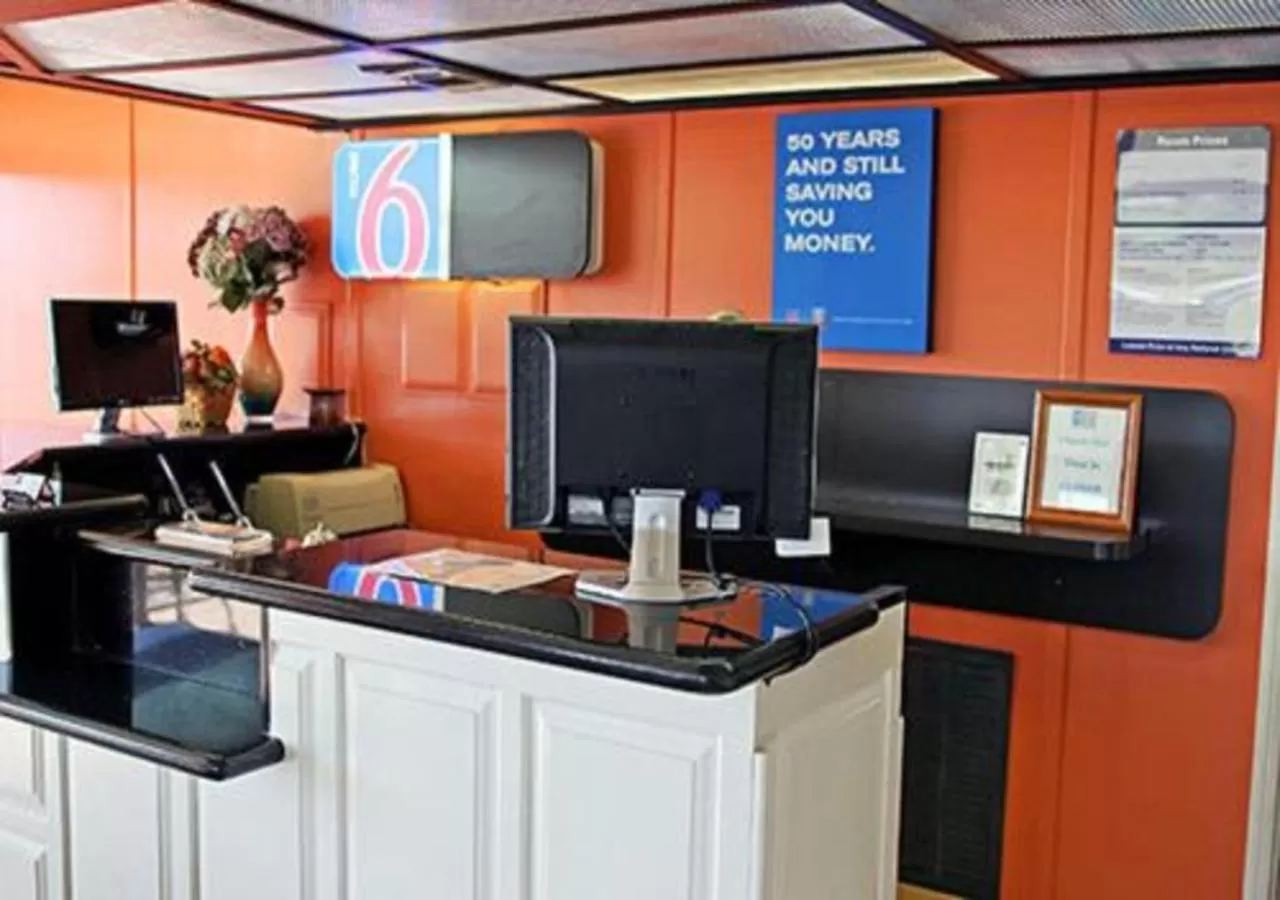 Staff in Motel 6-Sallisaw, OK