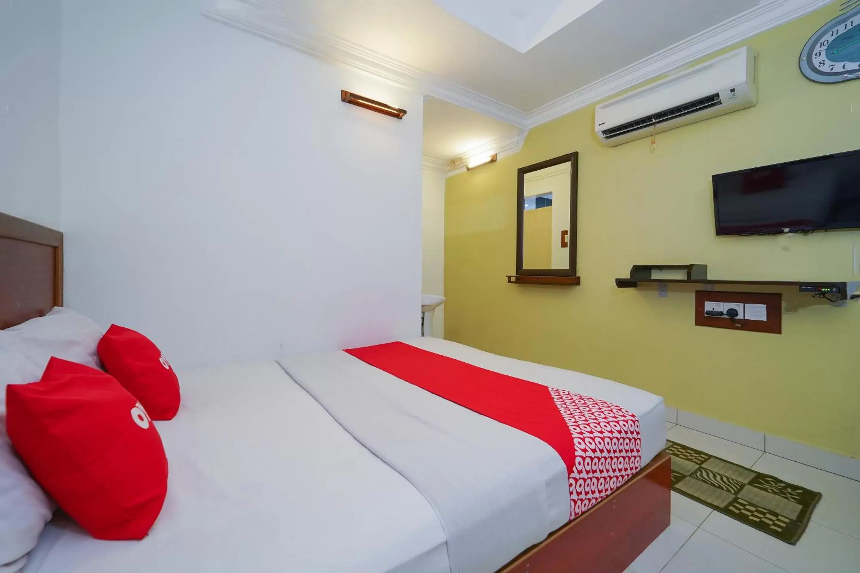 Bedroom, Bed in OYO 89976 Fins Hotel