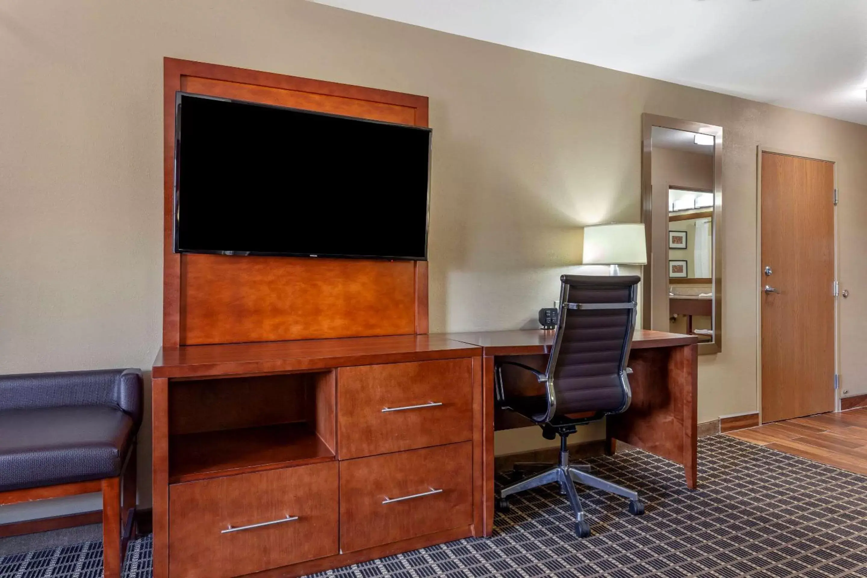 Photo of the whole room, TV/Entertainment Center in Comfort Suites Delavan - Lake Geneva Area