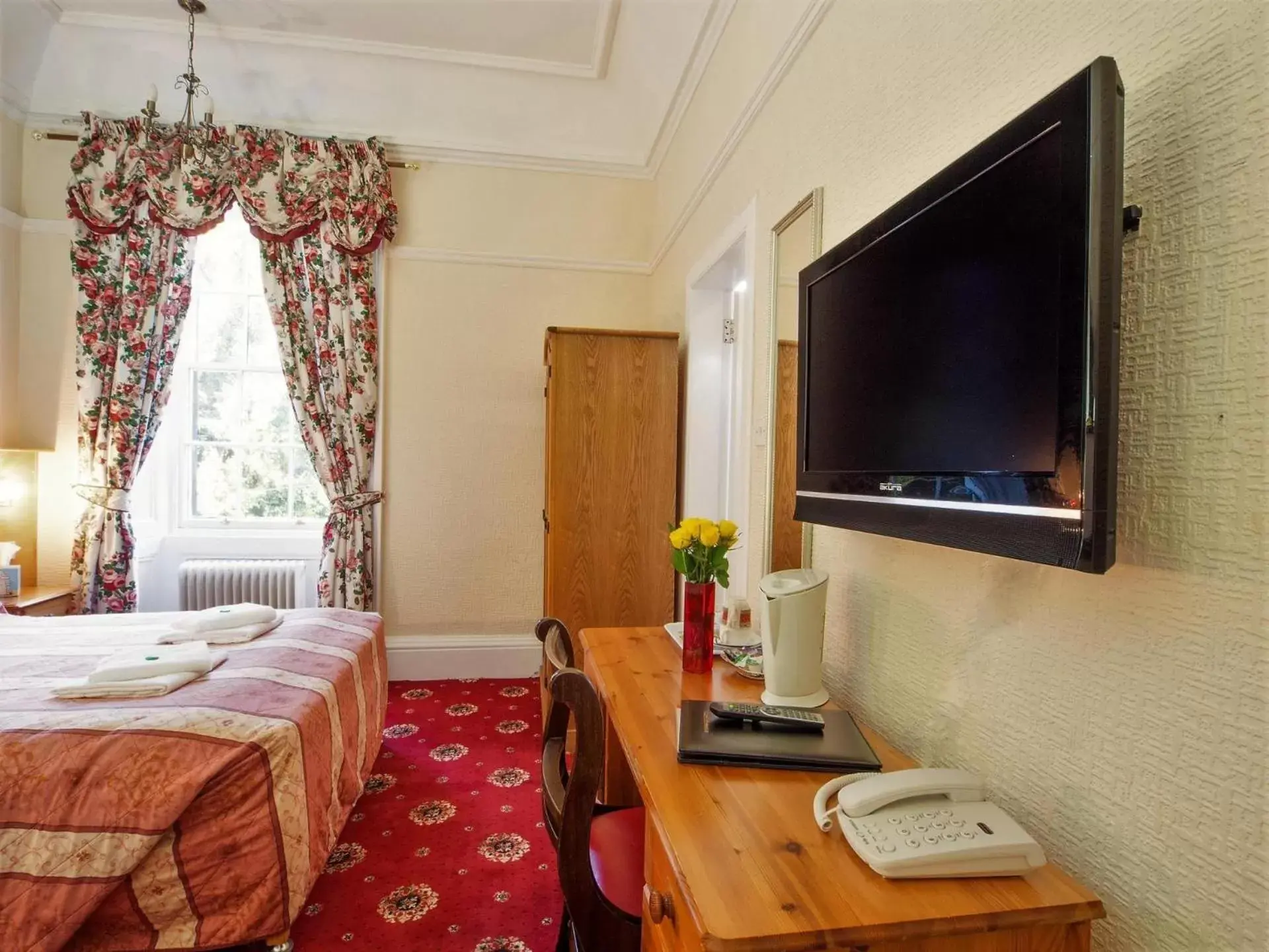 Bedroom, TV/Entertainment Center in Cumberland Hotel