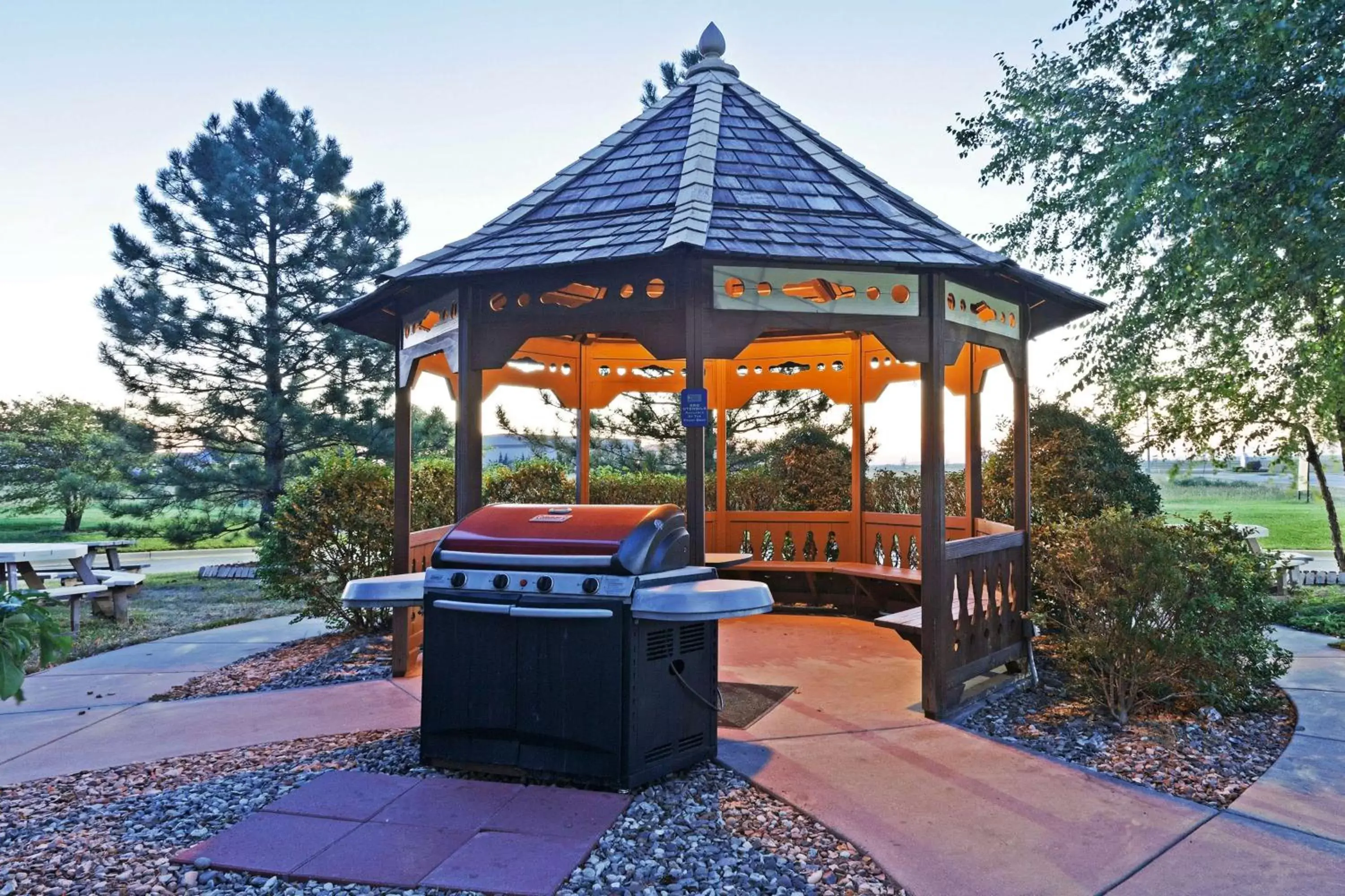 Patio, BBQ Facilities in Sonesta Simply Suites Wichita Airport